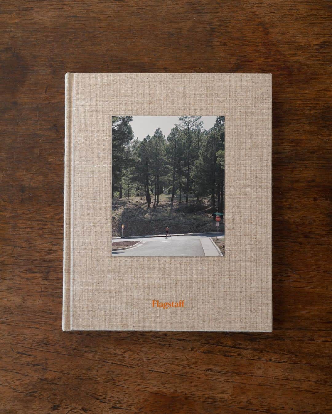 のインスタグラム：「書影公開中です！  先行予約は2/21-2/27 SKETCHBOOKのページにて↓   https://product.sketch-book.com/products/flagstaff-photobook  ※先行予約・初版特典としてポスターをプレゼント。(投稿2枚目3枚目の写真)」