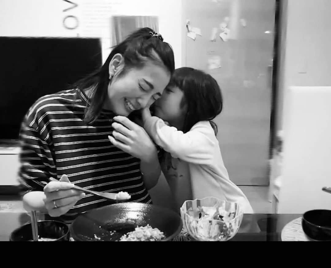 のインスタグラム：「次女の内緒話は 　声がでかめで 意味がない。 #6歳 #まかちんももうすぐ #小学生 #次女」