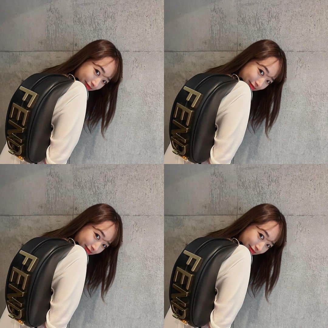 近藤千尋のインスタグラム：「@fendi   フェンディグラフィBAG💓 底がロゴになってて可愛い…❗️  FENDI WOMEN’S FW22-23 SHOWが 本日22:00からfendi.comで ライブ配信されるそうです🤍🤍🤍  @fendi #FendiFW22 #Fendigraphy  @mr.kimjones  @silviaventurinifendi  @delfinadelettrez  👏👏👏」