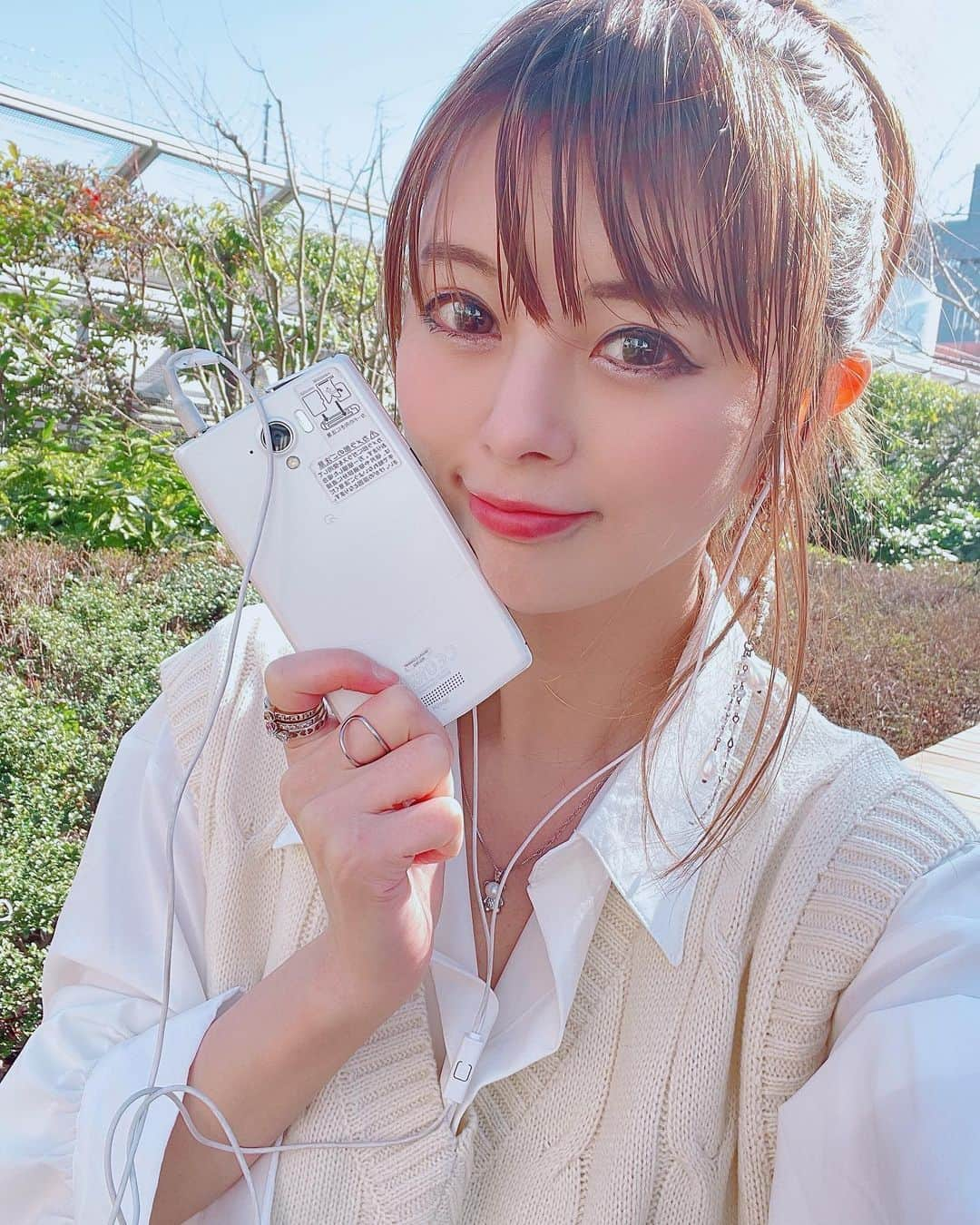 satomiさんのインスタグラム写真 - (satomiInstagram)「眩しい☀️  携帯壊れたので今だけAndroid📱 使いこなせないので返信遅めです笑 ・ 今日は撮影でした✌️ 空き時間はYouTubeみたり音楽聴いたり🎧 ・ 今日も（@acchu0917）さんの歌聴いてます♡途中から撮影の仲間でカラオケ大会になってました笑✨👆 ・ ドライブして聴きくのもオススメ🚗  ・ ︎今日のコーデは全身SHEIN（@shein_japan ）の制服チック👗 ・ ✼••┈┈┈┈┈••✼ 📣キャンペーン情報📣 👗→（@sheinofficial）  🎈Coupon Code：【SHSS9758】  (extra 15%~20% off, valid until 3/31) お買い上げ金額1～5,999円までは15%OFF 6000円以上は20%OFFになります。 ✼••┈┈┈┈┈••✼  ・  #あっちゅーぶちゃんねる #あっちゅ #あっちゅーぶ　 #YouTube #歌ってみた #猫 #ミスチル #DISH// #春コーデ #制服コーデ @shein_japan  @sheinofficial  #制服コーデ #韓国コーデ #シャツコーデ #白シャツコーデ #スーツ姿　好き #トレーニング女子 #キャンペーン中 #プチプラコーデ #中国ファッション #韓国コスメ #大人可愛い」2月23日 9時56分 - saatoomii47