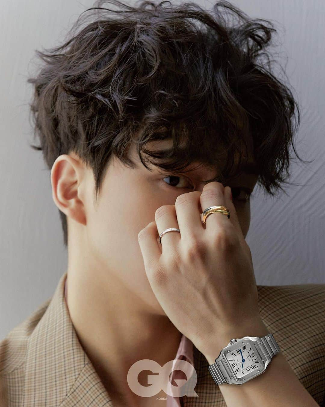 ソン・ガンのインスタグラム：「@cartier @gq_korea  꼬불머리🦁」