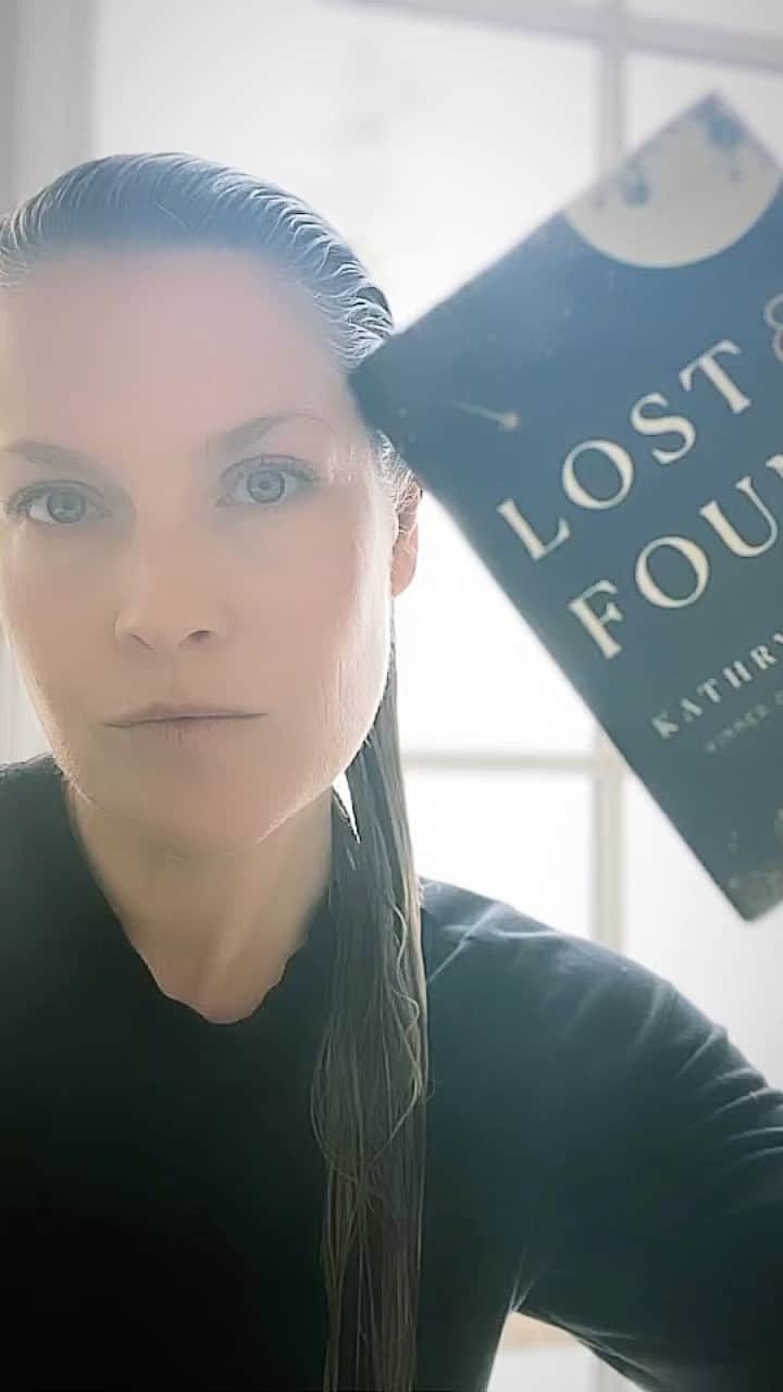 アリ・ラーターのインスタグラム：「Some self care after a jam packed holiday weekend of fun! Hot yoga, @olaplex intensive moisture hair mask, @pursoma bath salts, @oseamalibu algae body butter, and reading Kathryn Schulz’s memoir on loss and discovery. I hope you are taking care of your beautiful selves tonight x」