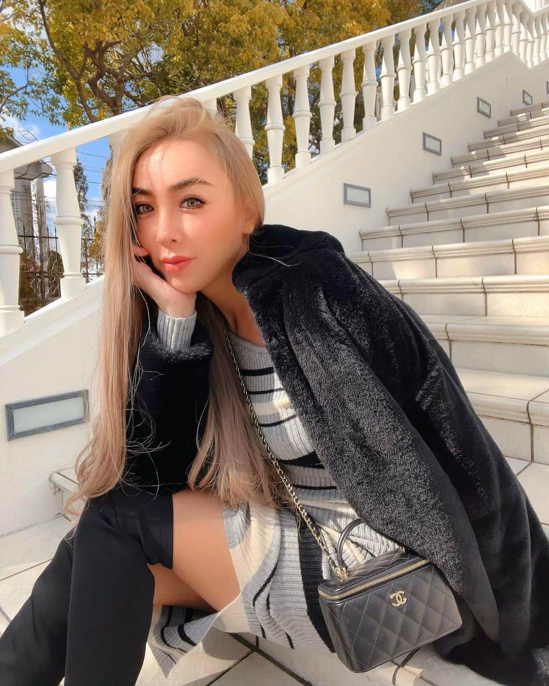 のインスタグラム：「Wednesdays‼︎  coat @bae.select  dress @prettylittlething  boots @anelatokyo  bag @chanelofficial」