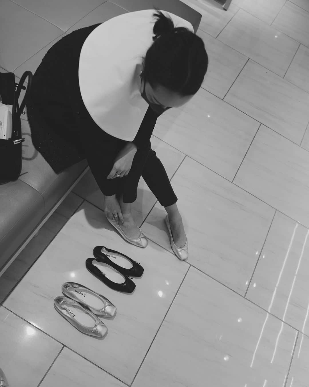 翁安芸さんのインスタグラム写真 - (翁安芸Instagram)「最高に履き心地のいいバレエシューズに出会いました❤️  伊勢丹新宿店で開催中の @kurun_official POP UP STORE✨  浅草の工場で職人さんが一点一点作っているメイドインジャパンのkurun TOKYO (クルン トウキョウ) のバレエシューズ。柔らかく足にフィットする最上の品質と究極の機能性を備えた履き心地の良さが人気🤍  250種類以上の豊富なカラーバリエーションとデザインで、選ぶのも楽しい空間です🥰🧡💛💚💙  私はブランドデビュー3周年を記念した本日発売の新作スクエア・トゥのGiselle(ジゼル)にしました✨ すっきりしたシルエットがオンオフ問わず日常で合わせやすいはず🖤  色違いで揃えたくなるkurun TOKYOのポップアップ。 伊勢丹新宿店 本館2階婦人靴 にて、3月1日(火)まで開催中です✨✨  #kuruntokyo #クルントウキョウ #Isetan #伊勢丹新宿店 #akiweng #翁安芸 #バレエシューズ」2月23日 12時02分 - akinyc
