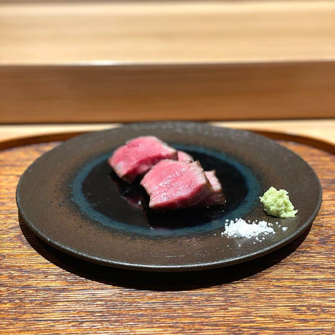 井上ほのかのインスタグラム：「📍西麻布 /  肉割烹  💭  肉割烹 上  vol.2 🍽  食べログ 4.22  2021BRONZ 💸 ¥30,000〜40,000  時差投稿過ぎますが… 全国焼肉トップ10に入るうしごろグループの 最高峰「肉割烹 上」へ二度目の訪問✨  ミシュラン一つ星を3年連続で獲得しています。   前半は魚料理、後半は和牛料理という 豪華なコース内容に今回も大満足でした❤️  二回訪問して思ったことは、 上のチーズを使ったお料理が とってもとっても好き❤️  締めの御食事は今回も三種類 ペロリと頂きました😋  また伺せて頂きます✨  ————————————————————— おまかせ特別コース ¥27,500  ▷ 甘鯛の蕪ら蒸し ▷ 小丼  ▷ トラフグの白子 ▷ サーロインのとろたく ▷ マツバガニ　フカヒレ ▷ ハラミのたたき　生姜醤油 ▷ 春巻き ブルーチーズ黒トリュフ ▷ 新潟産鴨肉 ▷ サーロインしゃぶじゃぶ ▷ ヒレ　リブロース　 ▷ ふぐの雑炊 ▷ 醤油ラーメン ▷ カレー ▷ 塩アイス 十年秘蔵味醂  —————————————————————  📍 東京都港区西麻布2-24-14 バルビゾン73 B1F 🕰  平日 17:00～ ※L.O.店舗にお問い合わせください 😴  日曜日、祝日   #肉割烹上 #割烹 #西麻布 #ミシュラン #ミシュラン一つ星 #西麻布グルメ #西麻布ディナー #和牛 #お肉大好き #肉食系女子 #肉好き女子 #肉活 #肉割烹 #食べログ4超え #食べログ高評価 #美食倶楽部 #東カレ倶楽部 #食べログ高評価 #食べログ百名店 #グルメ女子 #美食家 #食べるの大好き #インスタグルメアワード2021 #グルメ部 #グルメ記録 #食いしん坊女子 #グルメスタグラム #食べスタグラム #グルメ好きな人と繋がりたい #美味しいもの好きな人と繋がりたい」