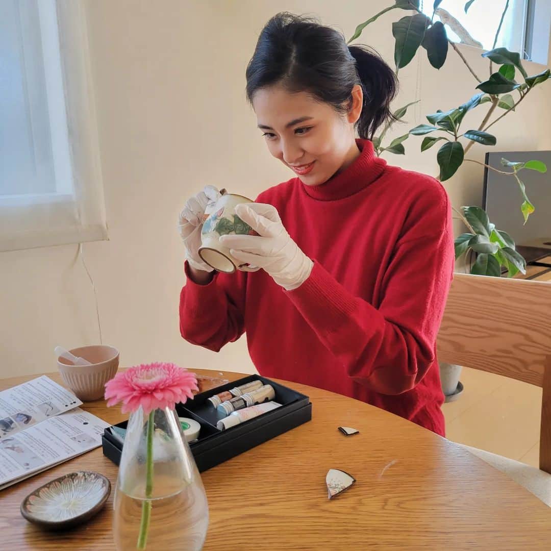 本仮屋リイナのインスタグラム：「金継ぎ、はじめました🐥☕  お気に入りのやちむんカップを割ってしまい、捨てるには忍びなく、金継ぎ屋さんにお願いしようと思ったところ、カップの何倍も費用がかかるとのことで。  では、仕方あるまい！自分でやろう！と、超不器用なのに、金継ぎに初挑戦です💪❇️ (図工&美術は、一生懸命やってたのに、５段階評価で３しかもらったことがない)  今日は、小麦粉と水を練り、生漆をまぜ(麦漆をつくり)、接着するところまで☺️  １週間乾燥させたあと、ようやく金粉を塗る作業です🥇  金粉、たのしみ🧚‍♀️💓✨✨  #麦漆はみ出しまくリイナ #娘がそっと見守リイナ #photoby長男 #窓際に置いてある流木は先日いすみ市で拾ってきました💓🌳」