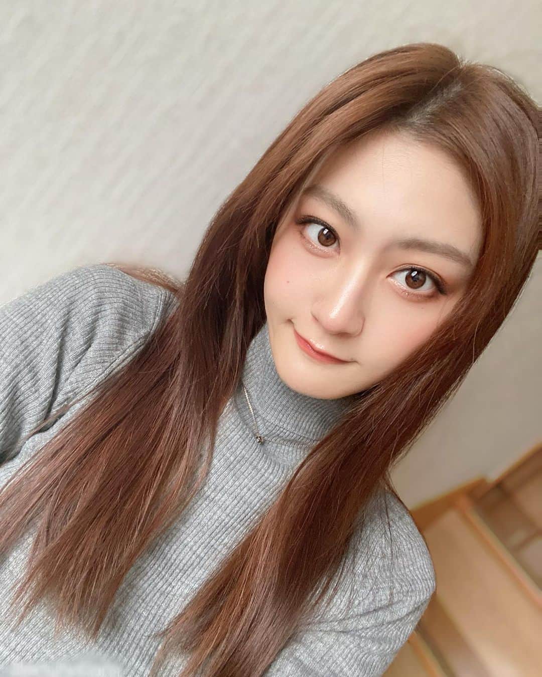 のインスタグラム：「. ❤️ . . 猫の日にストーリーとTwitterにアップした自撮りの落書きなしだよ〜🙋‍♀️😻この髪色またしたいな。 犬派だけど猫顔だし性格も猫らしい🐈‍⬛ . . . . #instagood #いいね #フォローミー #タートルネック #gym #selfie #筋肉 #体幹 #撮影会 #fitnessgirl  #引き締め #猫の日 #今日のメイク #腹筋女子 #me #makeup #instadaily #猫目 #アイシャドウ #美人 #イメチェン #workout #モデル #自撮り #followｍe」