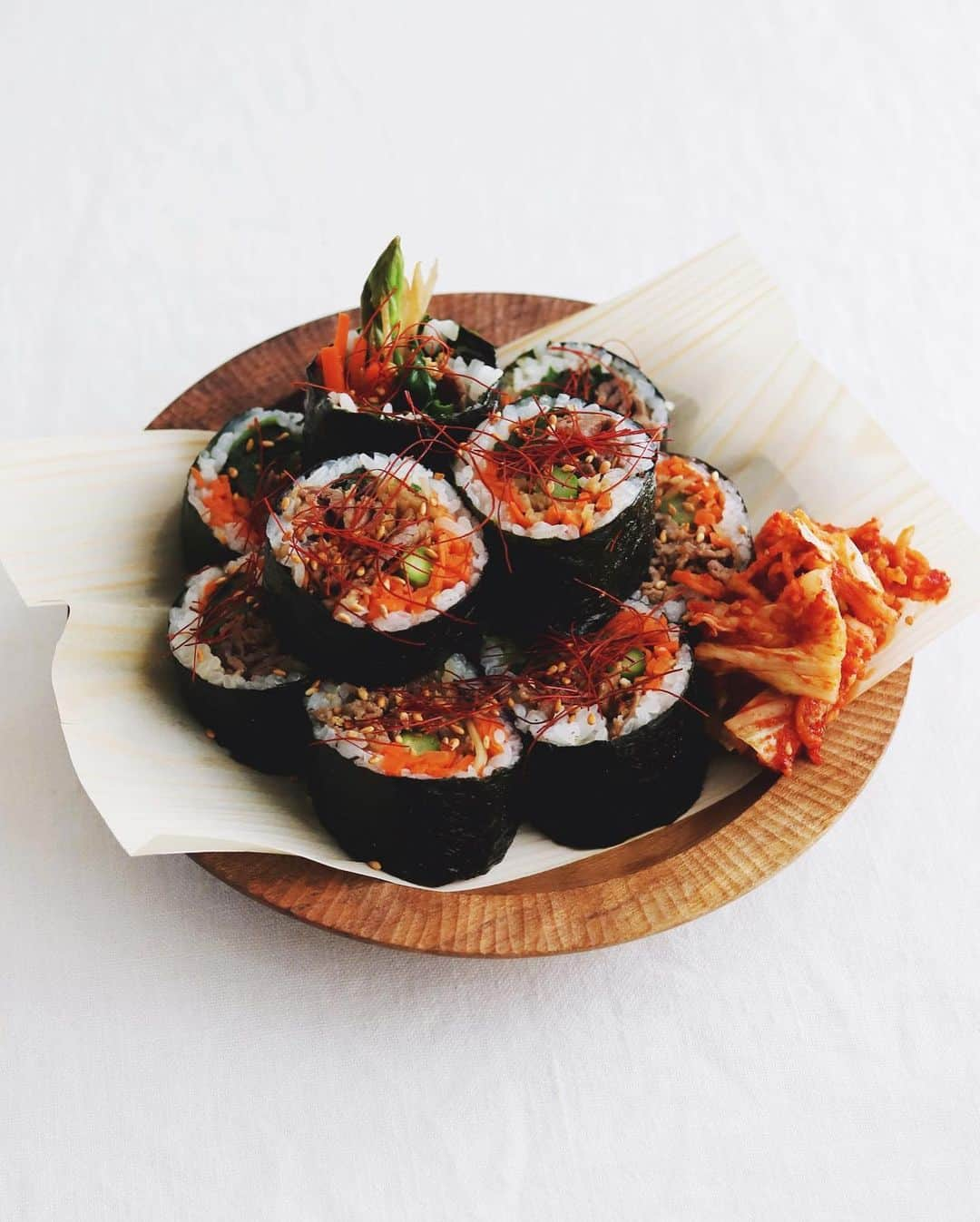 樋口正樹さんのインスタグラム写真 - (樋口正樹Instagram)「kimbap . お昼ご飯に野菜多めのキンパ。 具はアスパラ、人参、ごぼう、 ほうれんそう、甘辛な牛肉で。 . 諸事情により写真一枚目は具。 . . #お昼ごはん #キンパ #キムパ #太巻き #中巻き #春野菜 #野菜多め #ナムル #野菜ナムル #韓国料理 #kimbap #gimbap #sushiroll #sushirolls #koreanfood #koreanfoodlover」2月23日 13時03分 - higuccini