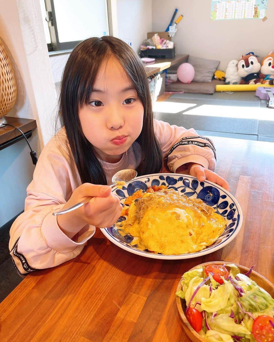 みきママさんのインスタグラム写真 - (みきママInstagram)「【ランチはビーフストロガノフオムレツとパスタです！！】  昨夜はビーフストロガノフだったので、ランチはオムライスと、パスタにしました✨  みんな「うまい‼️」ってさ。少し味が薄くなっていたので、味を足して微調整しました✨ビーフストロガノフ、全部食べ切りました✨  今日はいい天気だね🌞✨気分転換に公園&散歩に行こうか‼️  すると、杏ちゃん「YouTubeみまくってるからさ、ママ行っておいで。」ってさ。  YouTubeは適度にご覧ください。  #みきママ　#ビーフストロガノフ　#ランチ　#オムライス　#パスタ」2月23日 13時31分 - mikimama_official