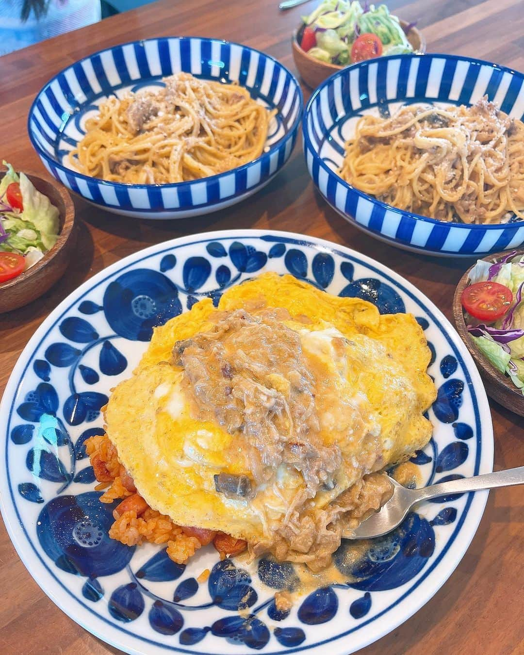 みきママさんのインスタグラム写真 - (みきママInstagram)「【ランチはビーフストロガノフオムレツとパスタです！！】  昨夜はビーフストロガノフだったので、ランチはオムライスと、パスタにしました✨  みんな「うまい‼️」ってさ。少し味が薄くなっていたので、味を足して微調整しました✨ビーフストロガノフ、全部食べ切りました✨  今日はいい天気だね🌞✨気分転換に公園&散歩に行こうか‼️  すると、杏ちゃん「YouTubeみまくってるからさ、ママ行っておいで。」ってさ。  YouTubeは適度にご覧ください。  #みきママ　#ビーフストロガノフ　#ランチ　#オムライス　#パスタ」2月23日 13時31分 - mikimama_official