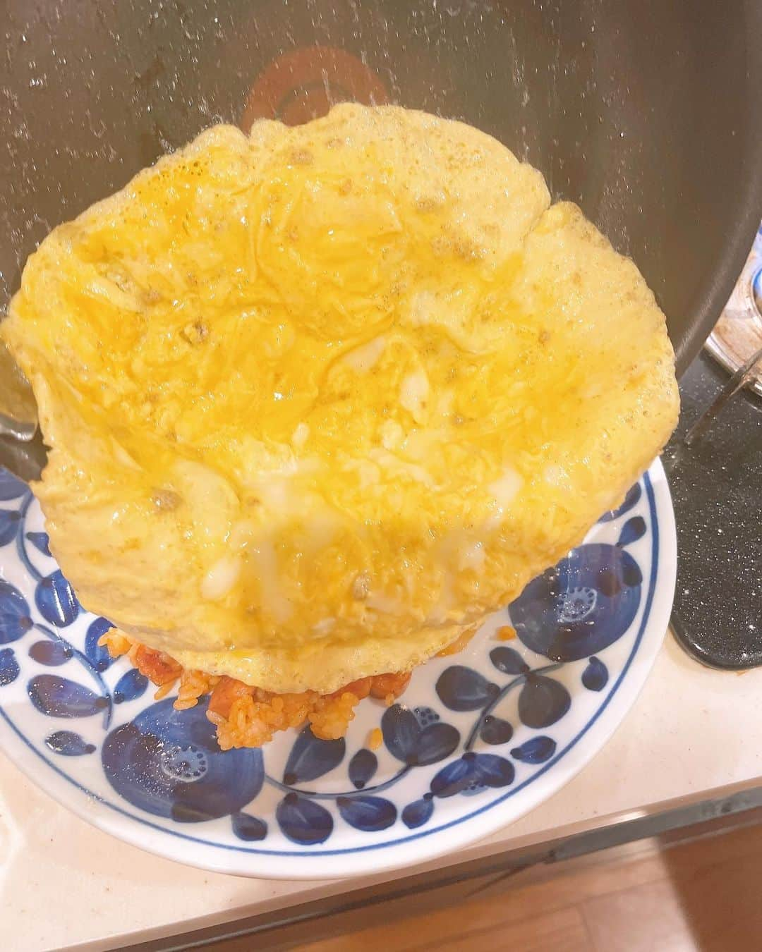 みきママさんのインスタグラム写真 - (みきママInstagram)「【ランチはビーフストロガノフオムレツとパスタです！！】  昨夜はビーフストロガノフだったので、ランチはオムライスと、パスタにしました✨  みんな「うまい‼️」ってさ。少し味が薄くなっていたので、味を足して微調整しました✨ビーフストロガノフ、全部食べ切りました✨  今日はいい天気だね🌞✨気分転換に公園&散歩に行こうか‼️  すると、杏ちゃん「YouTubeみまくってるからさ、ママ行っておいで。」ってさ。  YouTubeは適度にご覧ください。  #みきママ　#ビーフストロガノフ　#ランチ　#オムライス　#パスタ」2月23日 13時31分 - mikimama_official