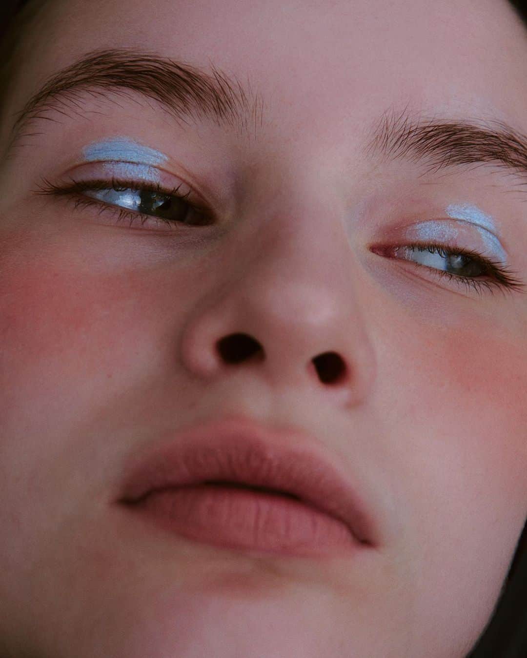 のインスタグラム：「.  uneven ２０２２February / 1st LOOK  夜深く、しんしんと降り積もった雪が 朝の光に合わせてぐっと伸びをする  春の風が表面をそっと撫で、 あたり一面に重なり合う結晶が だんだんと柔らかく、角を無くす  待ち望んでいた、春を迎えるように  -- Model @_senbondzakura @cdumodels  Photographer @masayatanaka1212 @tronmanagement  Hairmake & Direction & Styling @kojima__saki  --  ２.２１　無事に発売しました〜！！ 皆様ありがとうございます🥺❄️」
