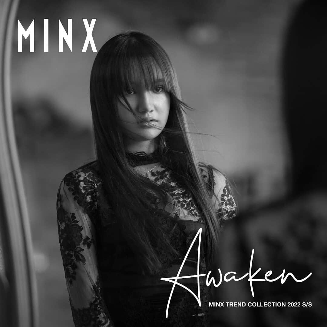 山口らいらのインスタグラム：「◆MINX◆  MINX TREND COLLECTION 2022S/S​  ヘアサロンMINXの今シーズンのミューズを務めました。  〜らいらコメント〜  今回 MINX さんのミューズに選んでいただき嬉しいです✨撮影では普段絶対着られないようなお洋服を着たり、メイクも大人っぽくしていただきとても嬉しかったです。ガーリーな服と大人っぽい服を着たので、表情も洋服に合わせて表現しました。今回は自分のロングヘアをドラマティックに魅せていただいたショットが多いので、是非ポスターやムービーを見ていただきたいです！   @minx.hairsalon.official  hair 岡村享央(MINX) 池戸裕二(MINX) @yujiikedo   make up/direction 武田智幸(MINX) @magnolia780120   photo　 HIRO KIMURA(W) @hirokimura_   styling Ryoko Kishimoto(W) @ryokkissie」