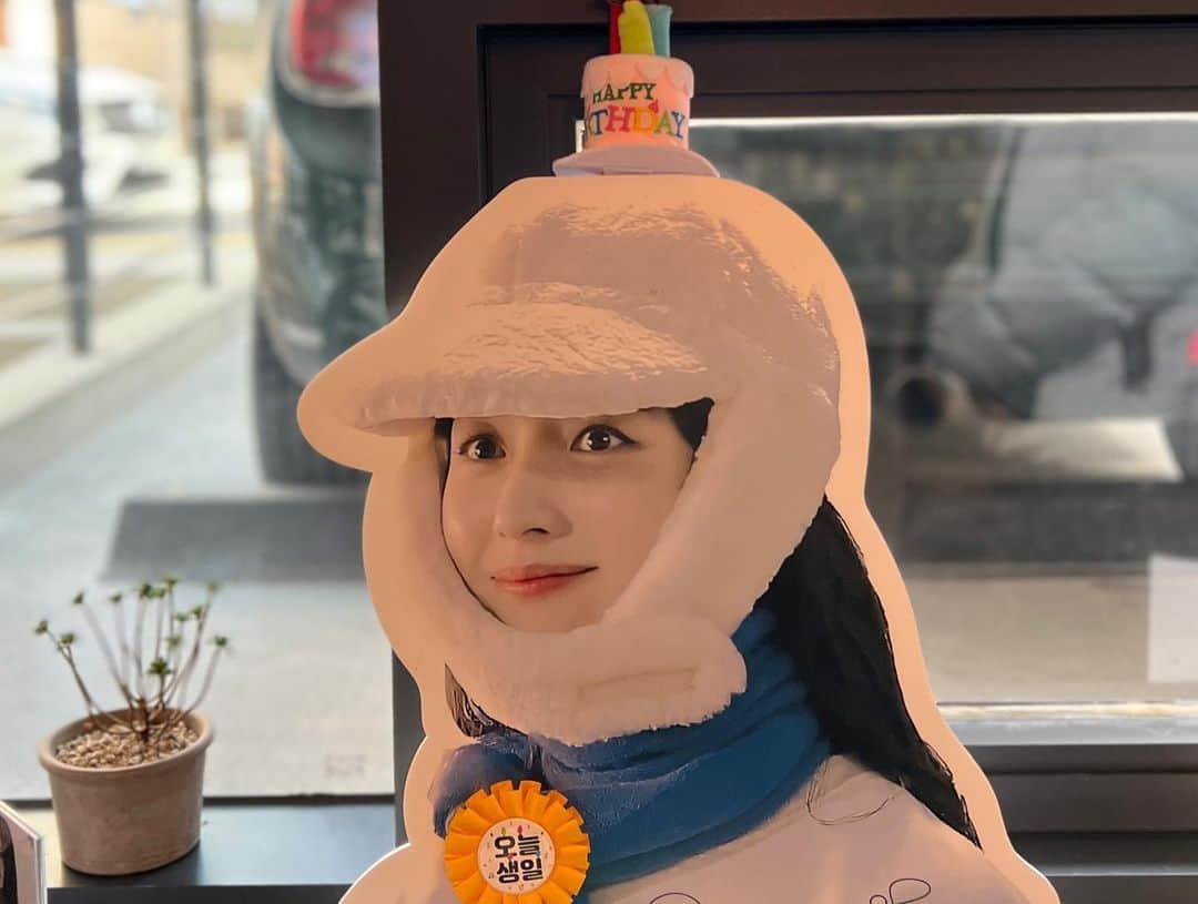 ハン・ヒョジュさんのインスタグラム写真 - (ハン・ヒョジュInstagram)「제 생일을 축하해주신 많은 분들, 정말 감사합니다. 넘치는 축하로 벅찬 생일을 보냈어요. 더 열심히 해서 좋은 배우로 좋은 사람으로 보답하며 살겠습니다. 진심으로 감사합니다!   Thank you so much for celebrating my birthday.  Words cannot describe how thankful I am.  I will continue to strive to be a good actress and a good person.  Thank you so much again from the bottom of my heart. 🤍  #20220222」2月23日 14時48分 - hanhyojoo222