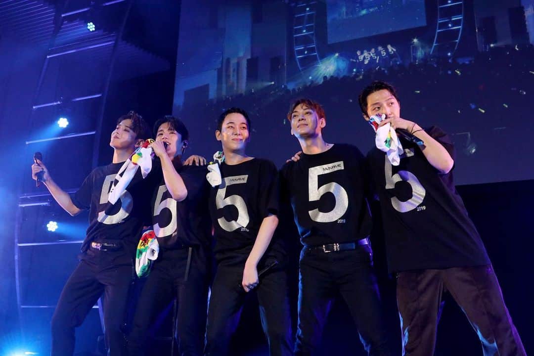 MYNAME【公式】のインスタグラム：「2月も残すところあと5️⃣日 まだまだ寒い日が続きますね❄️  mobileサイトでは 「MYNAME SURPRISE FAN LIVE EVENT IN TOKYO」のギャラリーを大公開🎥🙌🏻  ぜひチェックしてください💝  ✔️📱http://myname-mobile.com/ #MYNAME #MYgirl #마이네임」