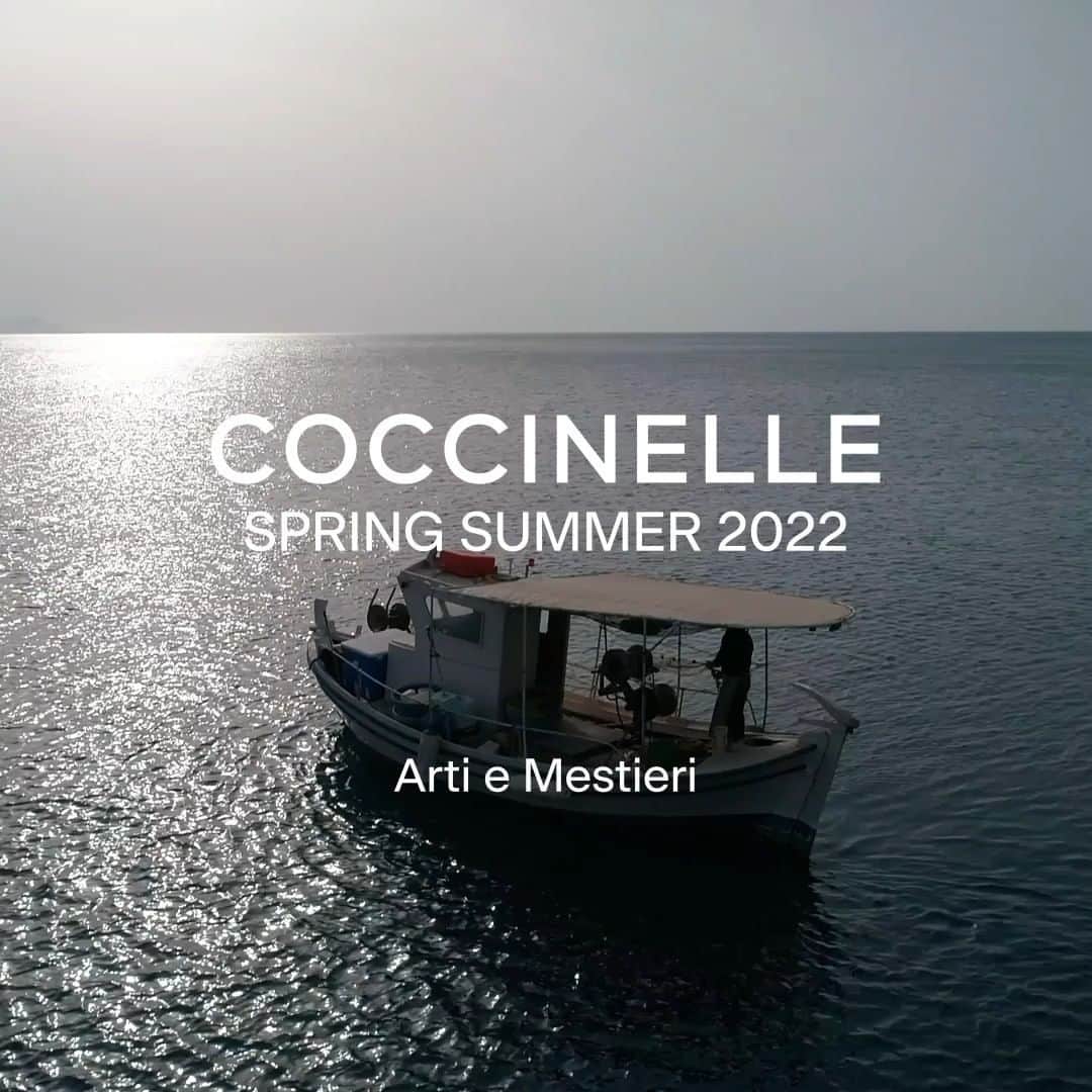 コチネレのインスタグラム：「A proud celebration of italian excellence and identity told through the stories of people pleased of their lives. Coccinelle introduces the Advertising Campaign Summer 22.    Shot by @giampaolosgura  Styling by @annadellorusso   #ArtieMestieri #Coccinelle #Summer22」