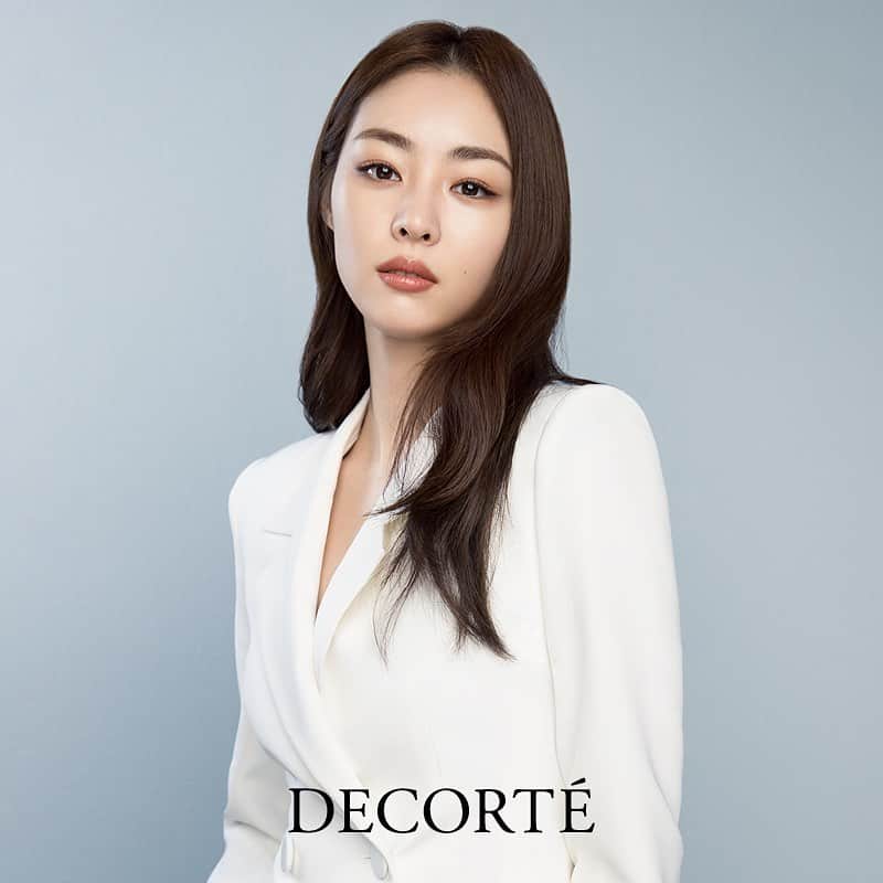 イ・ヨニのインスタグラム：「🤍 @decortekr  #데코르테 #이연희 😘 . . Photo @photokyj80  Makeup @seoulbase  hair @kimrione  Styling @stylist_eel」