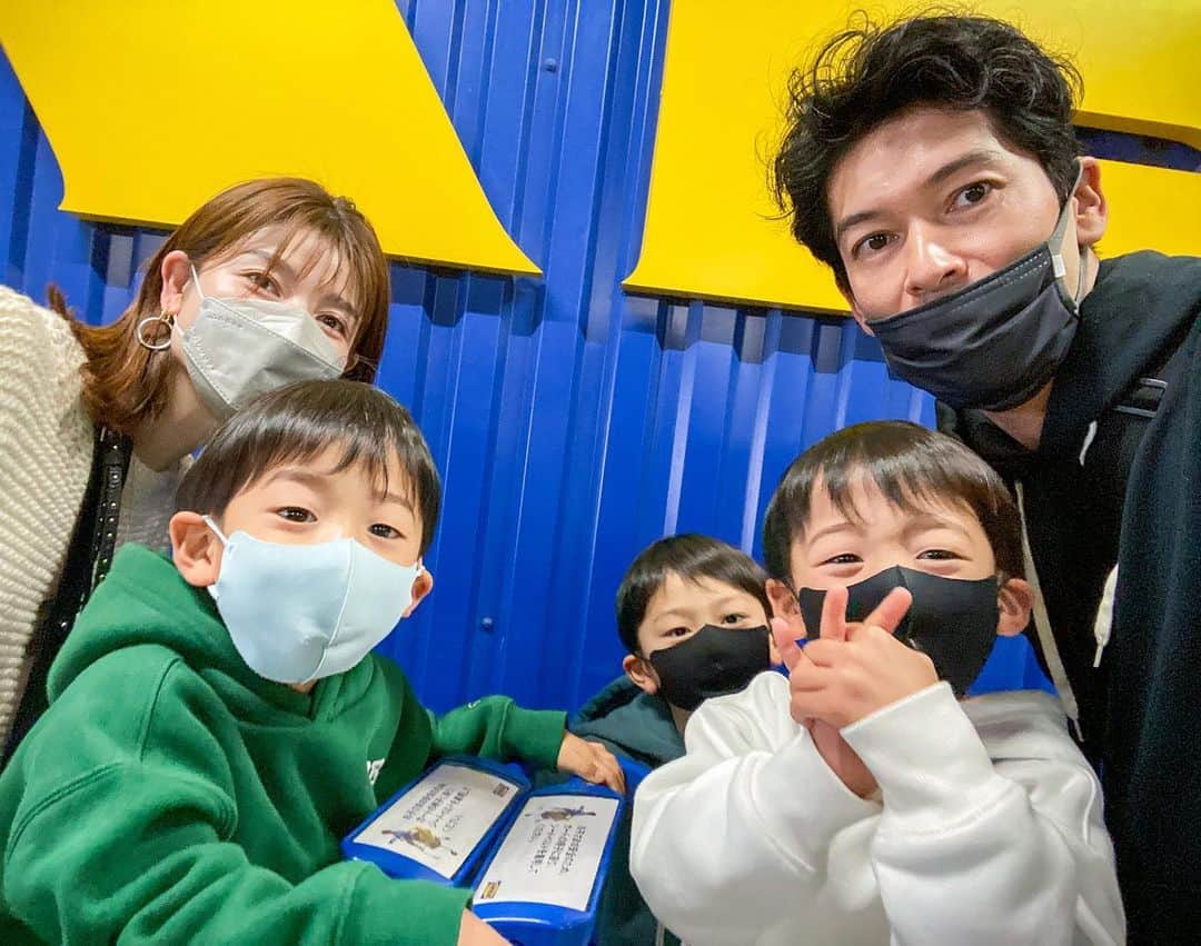 久保田裕之のインスタグラム：「アメブロでブログを再開しました🙆‍♂️ その名も『久保田家パパ日記』 プロフィールから飛べるようにしています！覗いてみて下さい👀✨  久しぶりのIKEAへ😄 特に大きな買い物をするではなく、IKEAでお昼ご飯を食べると海外に行った気分になるよねー🤣 子供達もお気に入り。 #IKEA#お買い物#久しぶり家族全員で移動#双子#ブログ#再開#久保田家パパ日記」