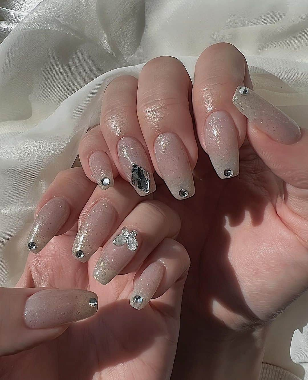 小原優花さんのインスタグラム写真 - (小原優花Instagram)「Nail🦋 @ellenail_shibuya   少しパープルが混ざった感じのクリアベージュのラメ🥰 色味に一目惚れしました💘  パーツはミニ蝶々とビジューどっちか迷って片手ずつどっちも付けて頂きました☺️👐🏼笑  透明感のあるキラキラネイル可愛すぎてお気に入りです🪄💎💖  elle nailさんありがとうございました💗😍 ▽渋谷店 @ellenail_shibuya   ▽新宿店 @ellenail_shinjuku   #nail #nailsalon #ネイル #ネイルサロン #ellenail #エルネイル #ネイルデザイン #ジェルネイル」2月23日 17時25分 - yunkoro519