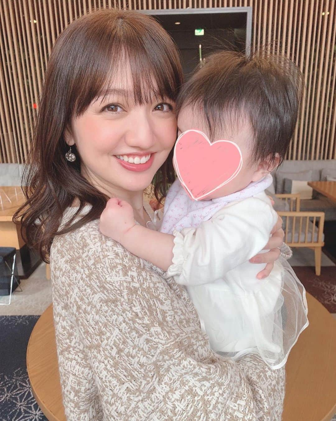 赤松麻里菜さんのインスタグラム写真 - (赤松麻里菜Instagram)「今回もとっても良い髪色🥺🍫♡ ブラウン＋グレージュだそう🎨 肌なじみも良いし透明感もあって嬉しい🌸 産後の抜け毛が生えてきてパヤパヤしてるから、前髪少し厚くして目立たないようにしてもらった🤭🍍 @shun_0824 さんいつもありがとうございます🙏✨ #春カラー #春ヘア #ママヘア #ヘアカット #表参道 #表参道美容室 #女の子ママ #姉妹ママ #2人育児 #2歳差育児 #3歳差育児 #ママライフ #育休 #育休中 #育休中の過ごし方 #赤ちゃんのいる生活 #赤ちゃんのいる暮らし」2月23日 17時27分 - marigram0726