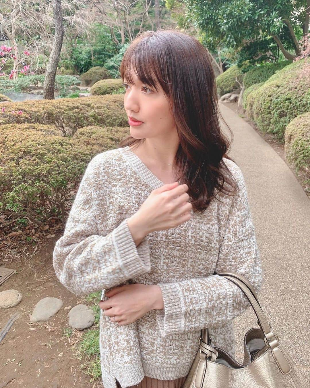 赤松麻里菜さんのインスタグラム写真 - (赤松麻里菜Instagram)「今回もとっても良い髪色🥺🍫♡ ブラウン＋グレージュだそう🎨 肌なじみも良いし透明感もあって嬉しい🌸 産後の抜け毛が生えてきてパヤパヤしてるから、前髪少し厚くして目立たないようにしてもらった🤭🍍 @shun_0824 さんいつもありがとうございます🙏✨ #春カラー #春ヘア #ママヘア #ヘアカット #表参道 #表参道美容室 #女の子ママ #姉妹ママ #2人育児 #2歳差育児 #3歳差育児 #ママライフ #育休 #育休中 #育休中の過ごし方 #赤ちゃんのいる生活 #赤ちゃんのいる暮らし」2月23日 17時27分 - marigram0726