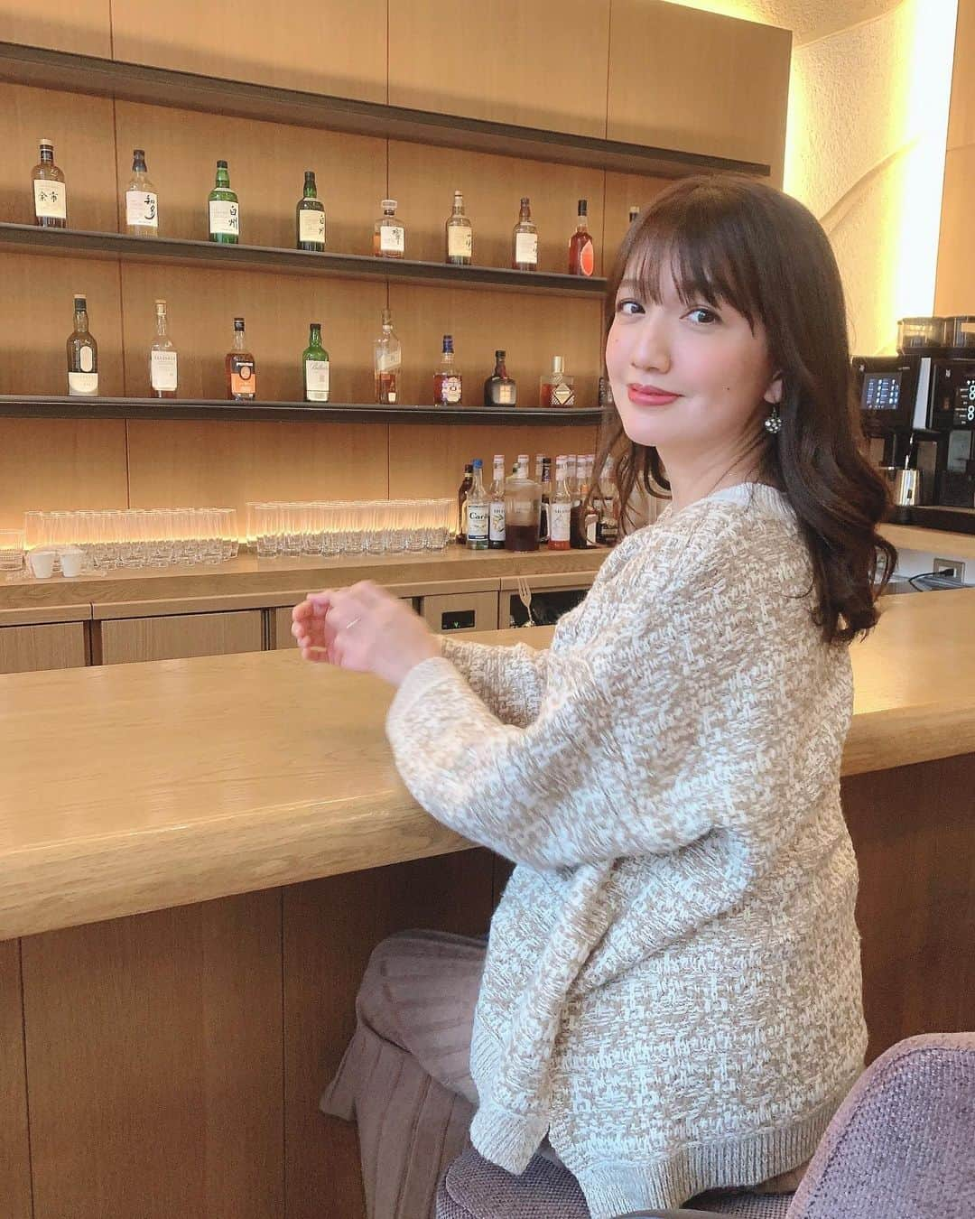 赤松麻里菜さんのインスタグラム写真 - (赤松麻里菜Instagram)「今回もとっても良い髪色🥺🍫♡ ブラウン＋グレージュだそう🎨 肌なじみも良いし透明感もあって嬉しい🌸 産後の抜け毛が生えてきてパヤパヤしてるから、前髪少し厚くして目立たないようにしてもらった🤭🍍 @shun_0824 さんいつもありがとうございます🙏✨ #春カラー #春ヘア #ママヘア #ヘアカット #表参道 #表参道美容室 #女の子ママ #姉妹ママ #2人育児 #2歳差育児 #3歳差育児 #ママライフ #育休 #育休中 #育休中の過ごし方 #赤ちゃんのいる生活 #赤ちゃんのいる暮らし」2月23日 17時27分 - marigram0726