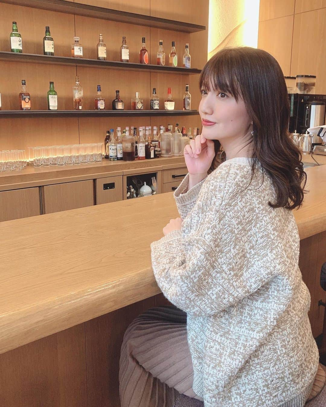 赤松麻里菜のインスタグラム：「今回もとっても良い髪色🥺🍫♡ ブラウン＋グレージュだそう🎨 肌なじみも良いし透明感もあって嬉しい🌸 産後の抜け毛が生えてきてパヤパヤしてるから、前髪少し厚くして目立たないようにしてもらった🤭🍍 @shun_0824 さんいつもありがとうございます🙏✨ #春カラー #春ヘア #ママヘア #ヘアカット #表参道 #表参道美容室 #女の子ママ #姉妹ママ #2人育児 #2歳差育児 #3歳差育児 #ママライフ #育休 #育休中 #育休中の過ごし方 #赤ちゃんのいる生活 #赤ちゃんのいる暮らし」