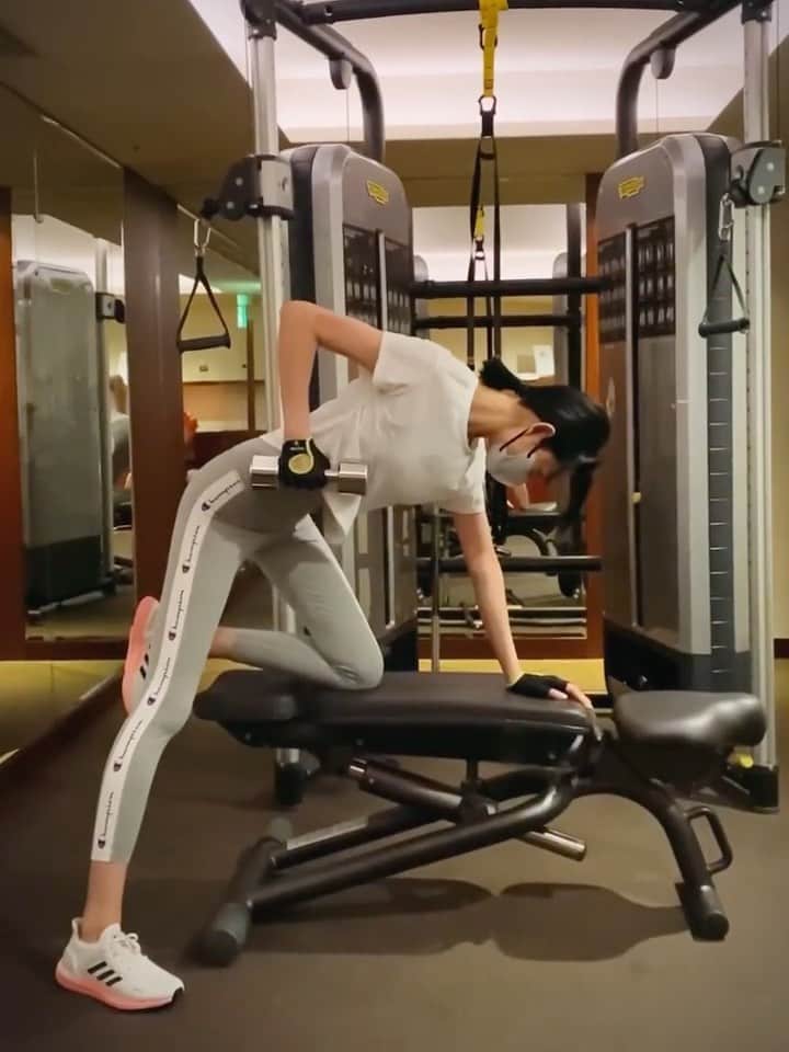 のインスタグラム：「⁡ ⁡ これは主に背中の肩甲骨周りのトレーニング ⁡ あぁ〜嫌な事があっても 落ち込んでいられない ⁡ 私にそんな暇はない！ (と自分に言い聞かせる) ⁡」