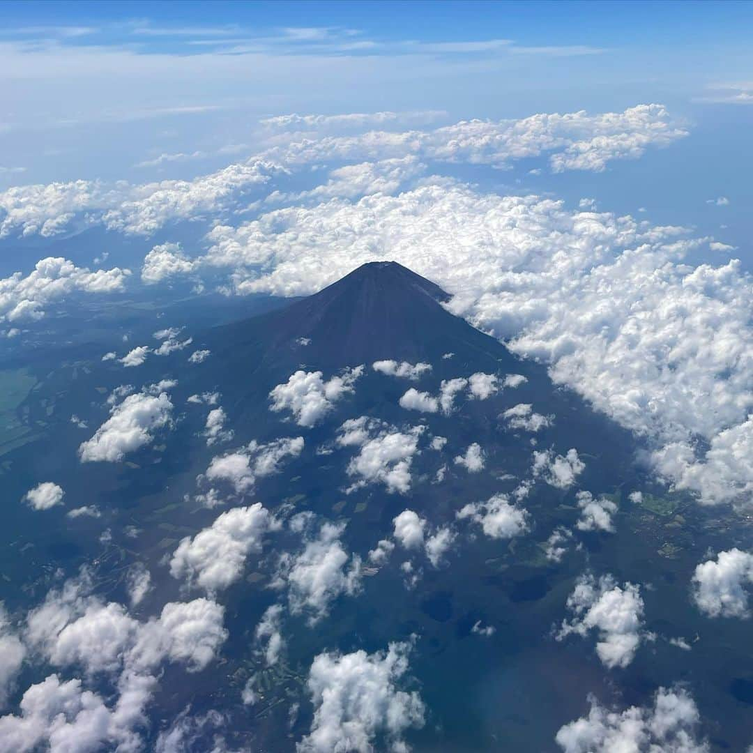 吉井明子さんのインスタグラム写真 - (吉井明子Instagram)「🗻🗻🗻  きょうは2月23日🗻 富士山の日🗻 NHK静岡時代、毎日食堂の窓から眺めていた富士山。 静岡を離れても、東京から見えるたびに見守られている気がします🗻いつも胸に富士山を♡  写真は、飛行機から見た夏の富士山です✨  #2月23日 #富士山の日 #気象予報士 #気象キャスター #weatherforecaster #기상캐스터　#氣象主播 #吉井明子 #nhk #bs4k #bs1 #bsニュース4k」2月23日 17時35分 - akiko_yoshii_sunny_rain