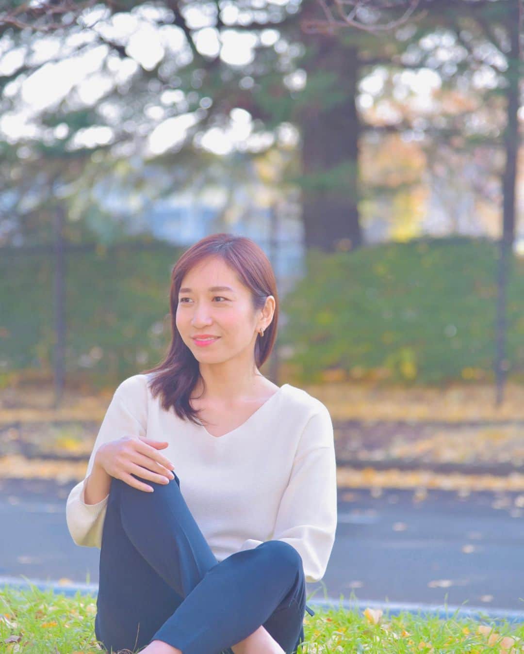 小島亜輝子のインスタグラム：「DMで医学部受験のご相談をたくさん頂いてます。 ⁡ 過去投稿に載せたものですが、 こちらをお読みいただき、 ご希望の方はDMいただければと思います😌 4月1日より研修医となり副業ができなくなりますことと、このInstagramも更新できるかわからないので、コーチング・ご相談は3月いっぱいまでとなります。 ⁡ 【医学部(再)受験のパーソナルコーチ(ご相談)承ります】 ⁡ ⁡ 私は、文学部出身→放送業界へ就職、27歳で出産後から医学部再受験の勉強を始め、31歳で合格しました。 ⁡ 出産後間も無くいわゆる宅浪状態から勉強を始め、家庭教師の先生に教えていただいたりしながら2年少し勉強し、最後の一年は大手予備校に通い、合格しました。 数学はⅡBまでしかやっておらずそもそも大の苦手で偏差値30レベル、化学は元素記号も言えないほぼ未履修からのスタートでした。 私が特に得意なのは再受験の方のご相談ですが、 合格までの勉強方法は変わりませんので、 現役〜浪人の方、多浪の方のご相談にものれます。 ⁡ これまで、再受験の方から多浪の方まで、様々な方のご相談にのりました。 数ヶ月〜年単位でご相談に乗った方は約10名いらっしゃって、このご相談者の半数が、国立医学部学士編入、私立医学部再受験、海外医学部進学、などで合格されました！ ⁡ 勉強の仕方がわからない、独学でやっているけど、今の方法で合格できるのか不安、 予備校や問題集の選び方を教えてほしいなど、 主に「勉強のやり方」の相談にのります！ 注意事項として、各科目の家庭教師は、致しません。 2020年度は、生物のオンライン家庭教師として生徒さん1人を受け持ちましたが、私自身、数学や化学は合格時がピークであり、スキルは全くもって錆び付いております。それゆえ各科目の勉強は、予備校やプロ家庭教師にお任せするのが一番だと思うからです。 ⁡ ただ、いきなりそうしたプロの方々にお願いするのは金銭的に厳しい、 という受験生の、初めの一歩になれればと思います。 ⁡ また、得意分野は医学部受験についてのご相談ですが、 一度目の大学は慶應文学部でしたので、文系学部を狙う、早慶を狙う方のご相談にものれると思います。 志望校の決め方、医学部の学費の払い方、奨学金ついて、などなど、 様々なご相談に乗ります。 ⁡ 勉強しすぎて目標がわからなくなった！勉強しすぎて誰とも喋ってなくて辛い、とにかく話相手になってほしい！ でもOKです。何でも聞きます。 ⁡ 🤓金額:月5000円(始めたその日から1ヶ月ごとの更新、いつでも解約可能。 次の入試を見据えて長く続けていただいてもOKですし、予備校に入った、プロ家庭教師を見つけた、合格した！もしくは、自分の目標は医学部ではないと気づいた！などで早く解約されることも、まったく問題ありません。) ⁡ 🤓内容:LINEでの勉強法のご相談、コーチング、勉強の進捗確認、悩み相談。 (返信は実習中や自分の勉強時間、家事育児の合間でさせて頂きます。即日お返事できないことがありますが翌日までにはお返事できるように致します。) ⁡ 🤓別途お支払いいただけますと、zoomで直接勉強相談に乗らせて頂きます(30分5000円)。 必須ではありませんが円滑な勉強スタートのため、初めにこちらを1回分つけていただくことをオススメします。 ⁡ ※事務手続き簡略化のため、月途中での解約の場合、日割りでの返金は致しません。ご了承ください。 ⁡ ご希望の方はInstagramよりDMくださいませ。 ⁡ #医学生 #文学部卒　#教育学専攻　#文系からの医学部受験 #フリーアナウンサー　 #スピーチトレーナー小島亜輝子」