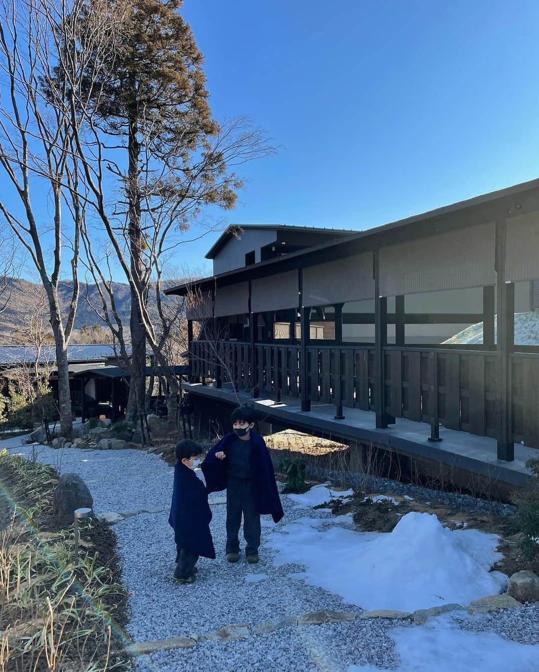春名亜美さんのインスタグラム写真 - (春名亜美Instagram)「箱根は所々雪が残ってた☃️  「わぁー！ゆきだー😆」と触った瞬間、 「硬っ。」と次男😂  そう。 ふわふわの雪ではなく、ガッチガチに固まった雪山でした。笑」2月23日 18時08分 - amiharunaami