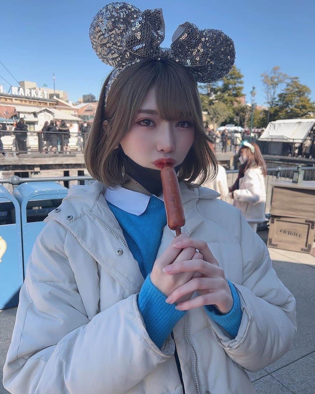 SHINTANITOUKOのインスタグラム：「同じような写メを載せる戦法🥷  #ディズニーランド #ディズニーシー #ディズニー #disney #disneysea #disneyland #夢の國 #ミニーちゃん #カチューシャ #ディズニーコーデ #コーデ #code #水色 #ニット #ウィンナー #味濃い #ボブ #ビジョビ #レースクイーン #racequeen」
