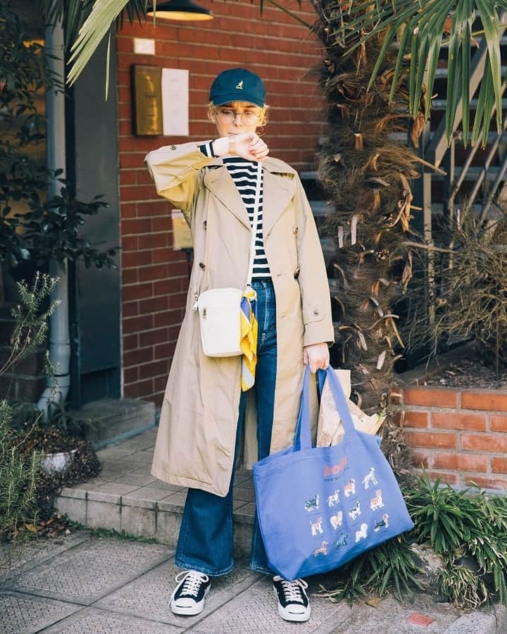 FUDGEのインスタグラム：「《Collaboration Item》 . BRAND：COOCO . ☞【別注】レザースクエア縦長ショルダーバッグ(Off-white)（1・3枚目） 普段使いにちょうどいい《クーコ》のショルダーバッグに華やかなスカーフで一工夫。外出時に必要なものを難なく収納できるミニマムなサイズ感が魅力。  ☞【別注】レザースクエア縦長ショルダーバッグ(Black)（2・4枚目） アザーカラーのブラックには、カラフルな靴下をデザインしたスカーフの組み合わせが大人の遊び心をのぞかせます。すっきりした縦長シルエットも特徴で、スタイリングのアクセントにも最適。  . @fudge_online_store - - - - - - - - - - - - - - - - - - - - - - - - - - . 1枚目 ✔︎ #ショルダーバッグ ￥5830／FUDGE×COOCO（@fudge_online_store） ✔︎ #トートバッグ ￥7500／Common Noun（@fudge_online_store） ✔︎ #トレンチコート￥63800／Modele Particulier ARMEN ✔︎ #カットソー¥13200／LA MARINE FRANÇAISE ✔︎ #デニムパンツ￥13200／Lee ✔︎ #キャップ￥5060／KANGOL ✔︎ #メガネ￥46530／Oliver Peoples ✔︎ #シューズ￥6600／CONVERSE ✔︎ #時計￥22000／Nordgreen . 2枚目 ✔︎ #ショルダーバッグ ￥5830／FUDGE×COOCO（@fudge_online_store） ✔︎ #トレンチコート￥63800／Modele Particulier ARMEN ✔︎ #デニムパンツ￥13200／Lee ✔︎ #キャップ￥5060／KANGOL ✔︎ #メガネ￥46530／Oliver Peoples . 3・4枚目 ✔︎ #ショルダーバッグ ￥5830／FUDGE×COOCO（@fudge_online_store）  @fudge_online_store @cooco_by_coo #ファッジオンライン #ファッジ通販 #コラボ #別注アイテム #cooco #ショルダーバッグ #fudge #ファッジ #fudge_magazine #洋服好きな人と繋がりたい #服好き #おしゃれ女子 #おしゃれ好き #お洒落好き #お洒落女子  - - - - - - - - - - - - - - -  『FUDGE』2022年3月号は『 かわいい服、つかえる服。』特集 この春、欲しいものをリストアップして春の装いをアップデートしよう。欲しい物の基準は、長く大切に使いたい、とっておきのアイテムたち。お洋服から雑貨まで、この世はかわいいものであふれている！  全国の書店、コンビニ、webで人気販売中です！◎ ぜひ最新号をゲットして @fudge_magazine をタグ付けしてくださいね！  《FUDGEの他のアカウントも更新中》 ⌎men'sFUDGE @mensfudge ⌎snap @fudge_snap」