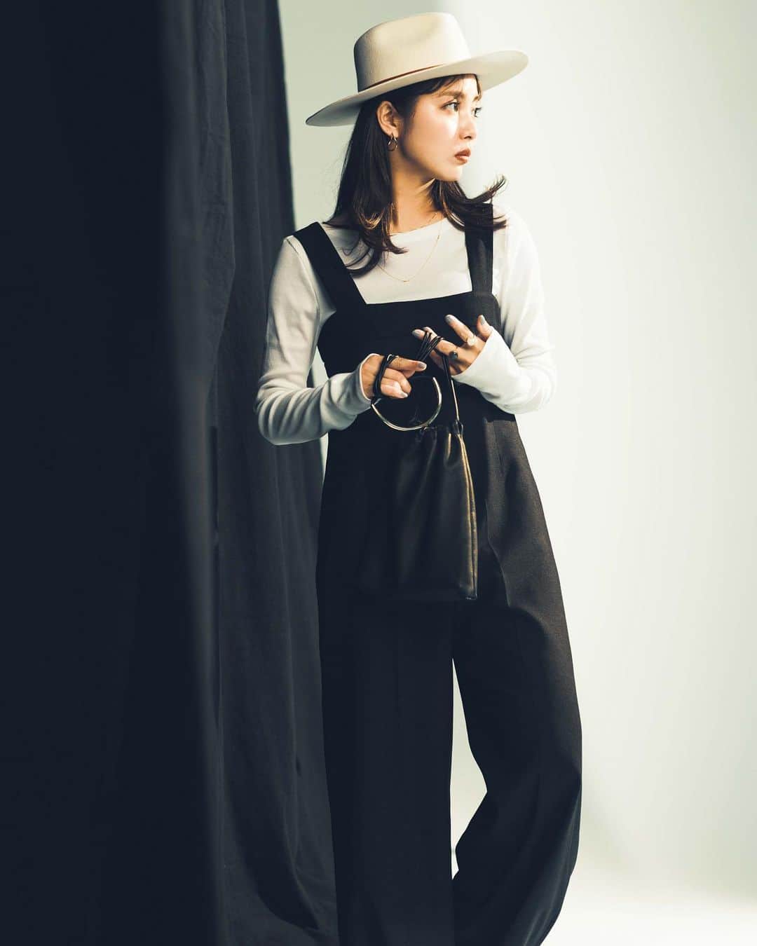 石川恋さんのインスタグラム写真 - (石川恋Instagram)「#CLASSY. ONLINE💎 ジュエリーとファッションのお話。 モノトーン、春のベーシックコーデに映える ジュエリーをブランドごとに紹介しています！ "ジュエリー主義"で検索＆チェックしてね🌹 ▶︎▶︎https://classy-online.jp」2月23日 19時34分 - ren_ishikawa