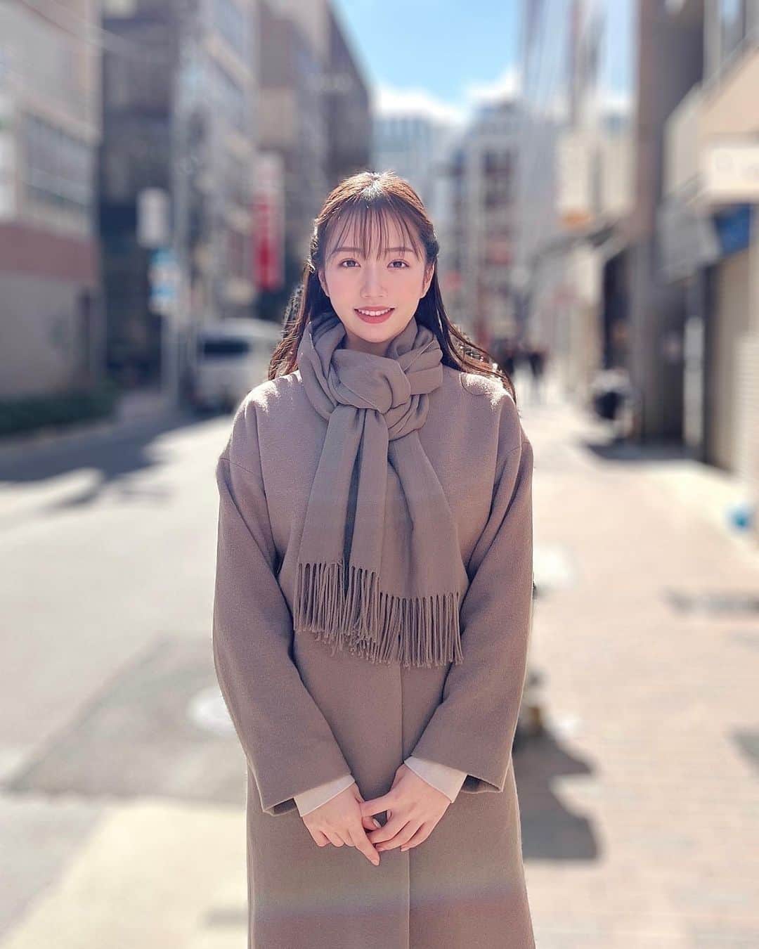 のインスタグラム：「こんばんは🌙  ロケ衣装 @mischmasch_official 🤎  冬の朝は寒くてお布団から出られず 4度寝くらいしてしまうので きょうはロケで早起き出来て気持ちよかったです！☀️🗻  写真の下のほうに虹が！🌈  #コート #コーデ #マフラー #冬コーデ」