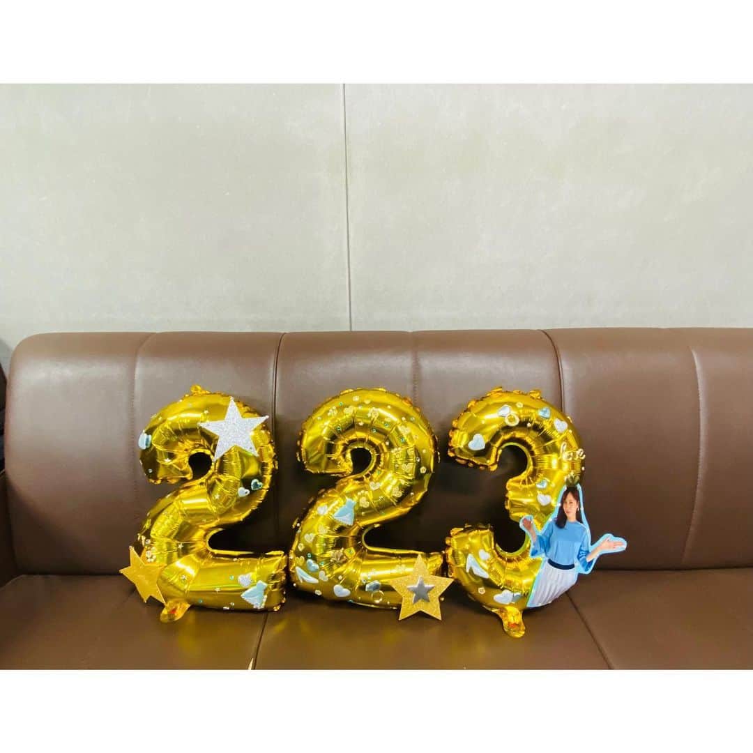 堤礼実のインスタグラム：「✨ 祝日の今日、2月23日。 皆さまいかがお過ごしでしょうか。  ツツミの日とも言える今日、こちらの堤はと言いますと、めざまし8のSNSチームから光り輝くゴールデン223バルーンを頂き、帰宅後は愛犬達に愛を伝えるというハッピーな過ごし方をしております。 . りんさんとあんさんのこのとっっっても嬉しそうな顔ったら…🐩 . 皆さまも残り約4時間となった今日という日を笑顔でお過ごし下さいませ✨ . #堤りんさんと堤あんじゅさん #…寝て…ないよね？」