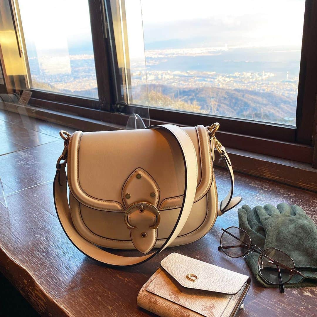 岩下真奈さんのインスタグラム写真 - (岩下真奈Instagram)「2022.02.23 #trip 👜 ． 関西旅行から帰宅しました𓂃◌𓈒𓐍 . 旅行の〆は六甲山の山上で景色を一望👁✨ . 約4日間本当に楽しかった〜⸜❤︎⸝‍ 思い出これからたくさんアップしていきますね🎞 . 旅のお供はこの子達🤍 . @coach のバッグとウォレット👝 それから @f.since2019 のサングラス、 @naturalbeautybasic_official の手袋も欠かせなかった🧤 . 手袋は @forsure__official で購入🛍 ˎˊ˗ . . . #関西旅行 #兵庫 #兵庫カフェ #六甲山  #六甲ガーデンテラス #かばんの中身」2月23日 20時00分 - mana_mdleam