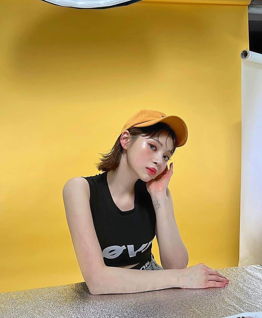 Yoonbitnaのインスタグラム：「나두 윤곽주사 맞았답. 어디가 좋은지 몰라서 친한언니 일하는 아일락성형외과 에서용~ 원장님 진짜 잘해주시고 넘 잘생ㄱ」