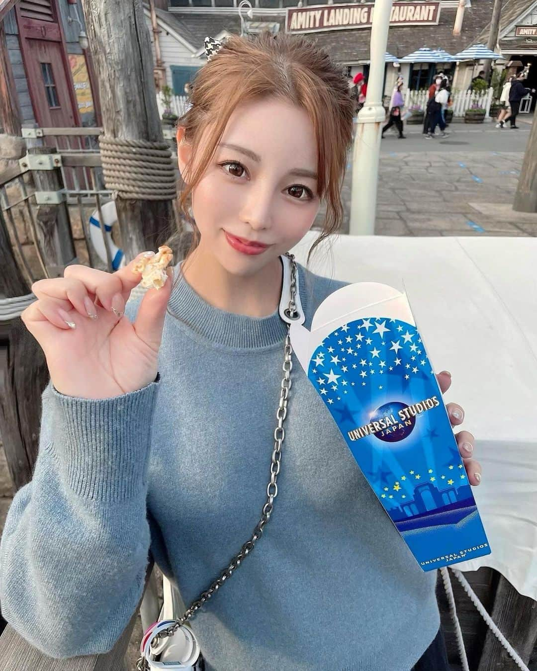 YURIのインスタグラム：「Universal Studios Japan🍄 I don't usually go to the theme park, but it was a lot of fun❣️(I don't really like crowds🥲 、 、 、 ポップコーンはキャラメルの固まった所だけ食べたい🌽 、 、 、 #universalstudiosjapan #usj #osaka #diorbag #diorcouture #diorshoes #popcorn #ユニバーサルスタジオジャパン #あーん」