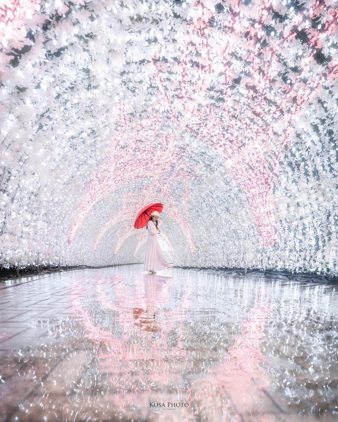 コサさんのインスタグラム写真 - (コサInstagram)「✨輝きのステージ✨  憧れの3軸チルト液晶のおかげで縦撮影もめっちゃ楽〜♫ 📷Z9はずぶ濡れ…☔️ 雨では壊れないですよね？ニコンさん . Location:三重 Mie / Japan🇯🇵 Date:2022年12月 Camera:Z9/14-24mm f2.8 . #tokyocameraclub #art_of_japan_ #jp_portrait部 #team_jp_ #photo_jpn #sorakataphoto #LBJ_KING #mst_member #広がり同盟メンバー #special_spot_legend #bestphoto_japan #nipponpic_member #japan_bestpic_ #Rox_Captures #colore_de_saison #IG_PHOS #ptk_japan #何気ない瞬間を残したい #bestjapanpics #Lovers_Nippon #リフレクション #イルミネーション #雨ポトレ #todays_blue_collection #みんなの青のストーリー #japan_night_view_member #暗がり同盟 #ポトレ撮影隊 #jp_mood #その瞬間は永遠の思い出」2月23日 20時11分 - kosa_photo