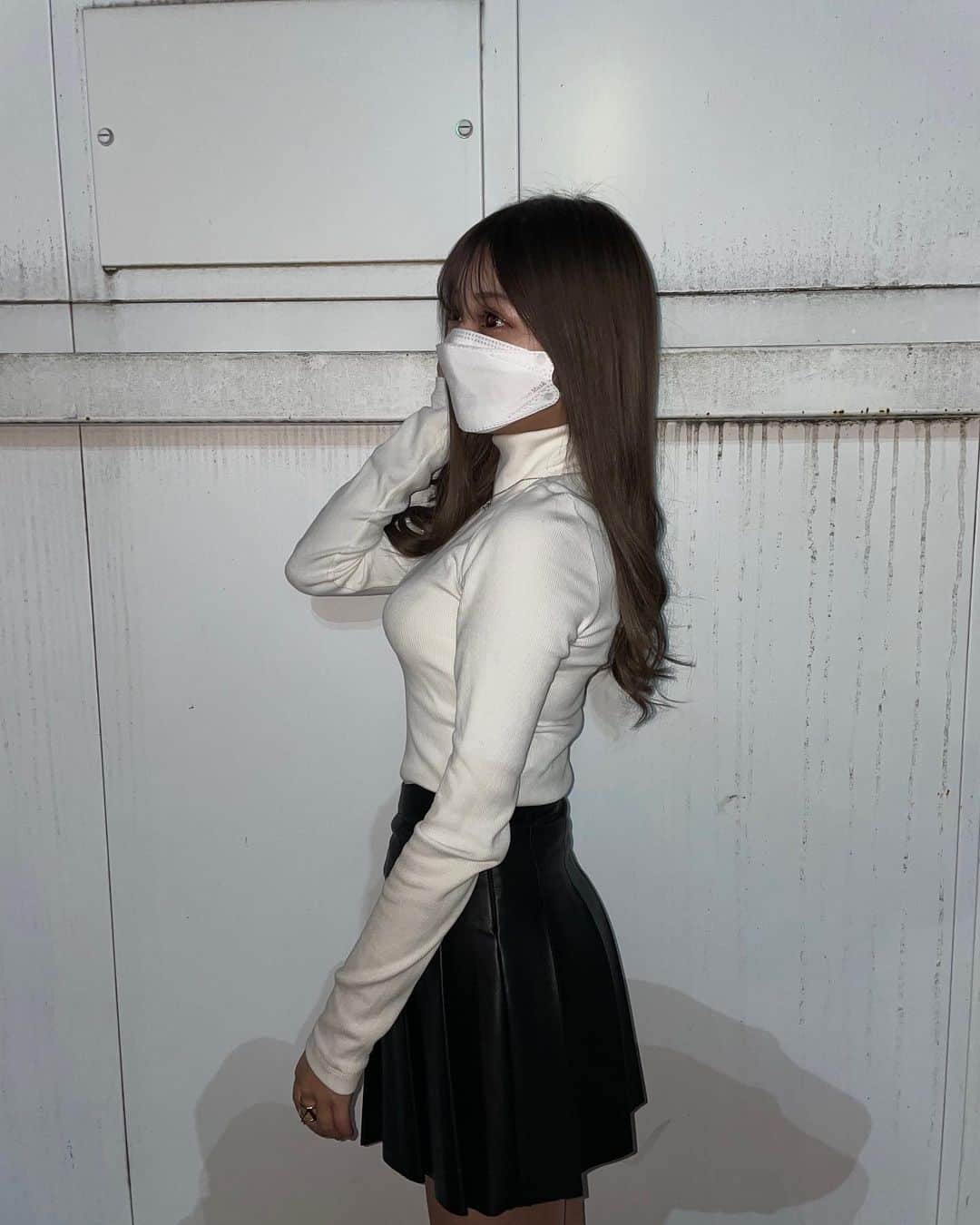早河ルカ（るー）のインスタグラム：「最近お気に入りのマスク〜♡ 3Dになってるからメイク崩れもしないしフェイスラインがスッキリ見える！！🥺 ずっとマスクしてるからメイク崩れのしんぱいなくて安心〜！！！   #ヴィクトリアンマスク  #韓国マスク #victorianmask #kf94マスク  #pr」