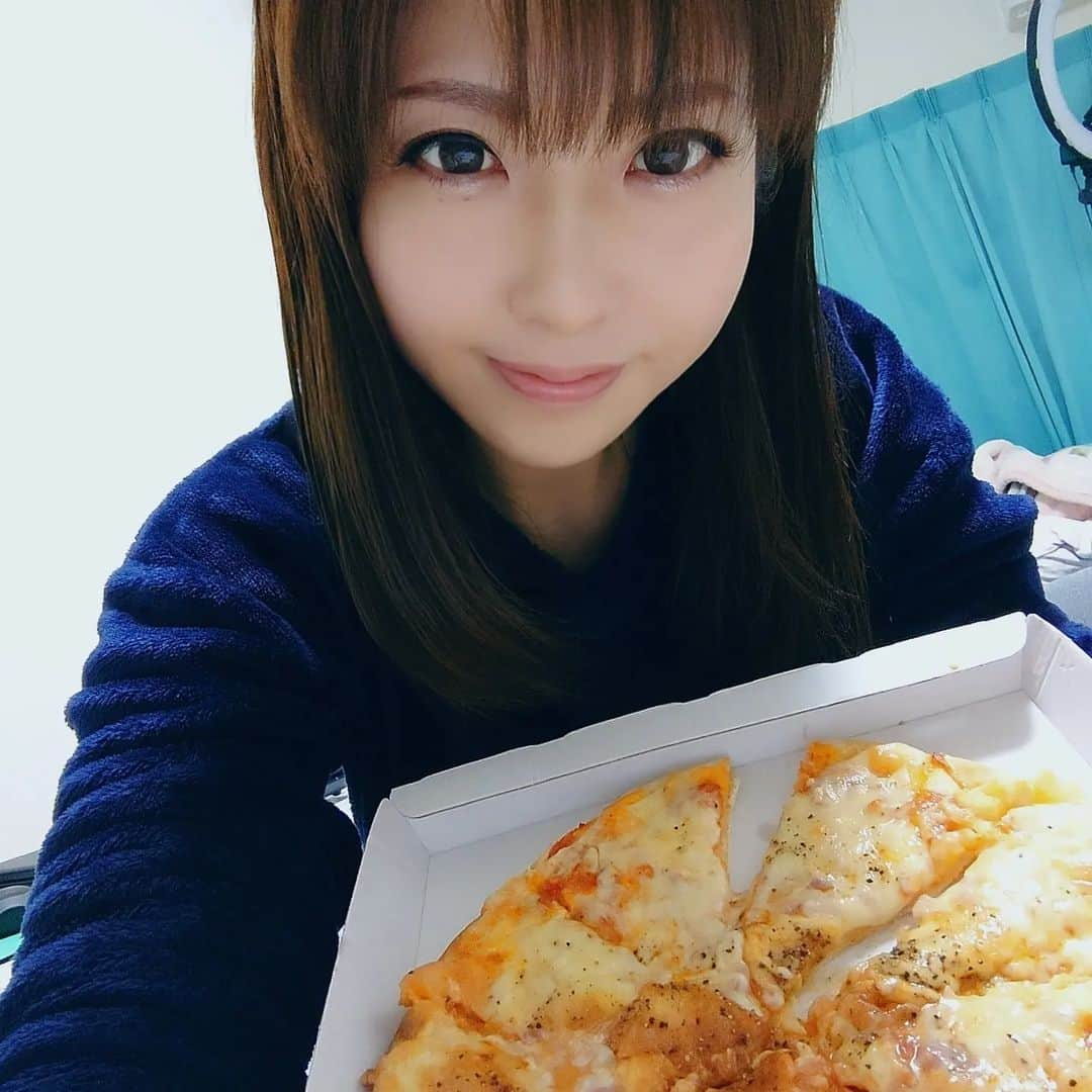 浅乃ハルミのインスタグラム：「実は298円のピザにチーズめっちゃ乗せてトースターにぶち込んでやっただけ(笑) 指輪もつけてるの全部合わせて390円のやつ(^^)笑 まぁ可愛けりゃいいの。  Did you know that pizza and rings are cheap?  【Twitterではもっとセクシーな限定動画や画像更新中〜ProfileからTwitterへ🤤🔞 Twitter limited my sexy video is being updated❤】  #チャットレディの日常 #チャットレディ浅乃ハルミ #チャットレディしています #お家時間の過ごし方 #お家時間が好き #ピザが好き #安くても #安くても美味しい #安くても可愛い」