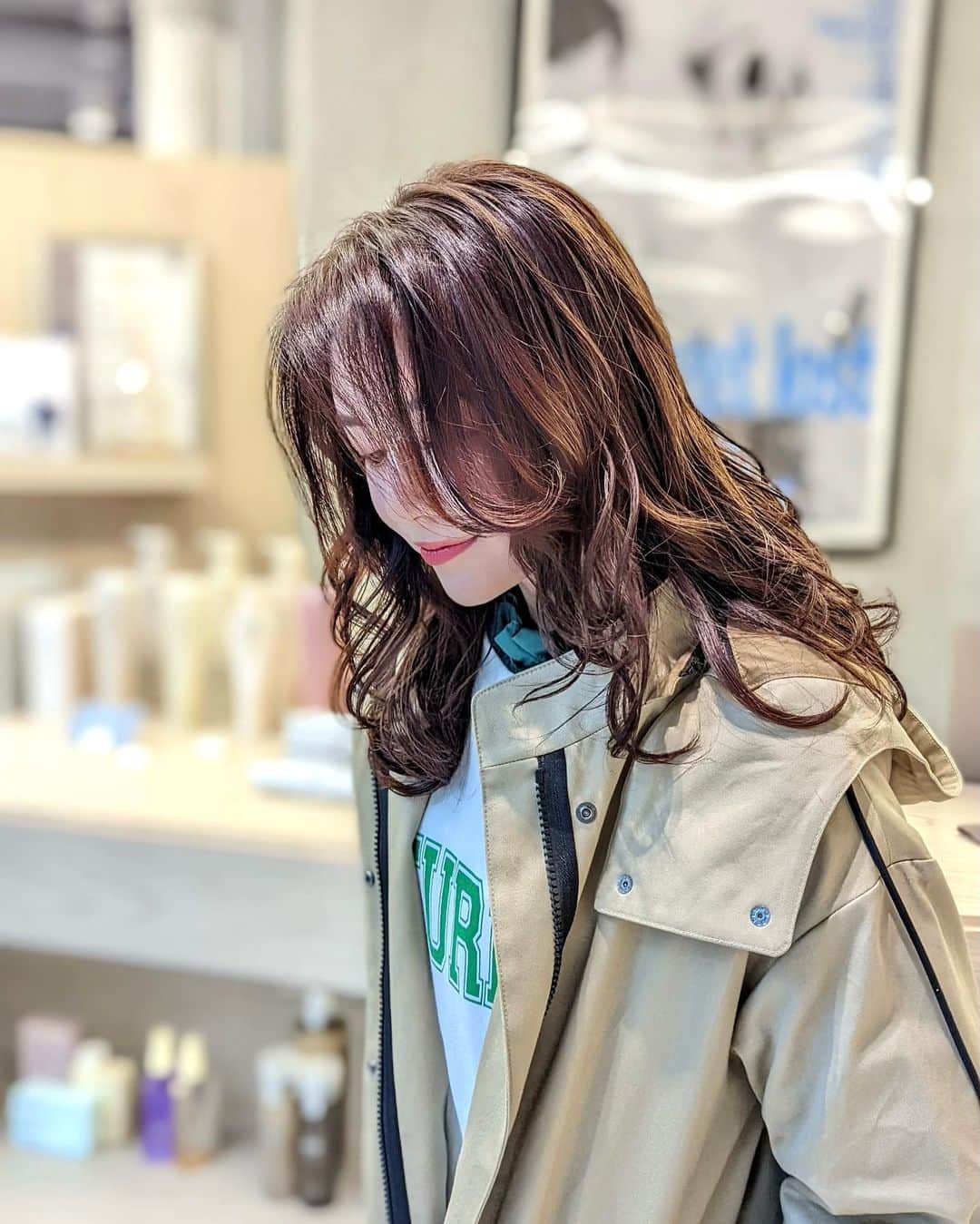 石井里奈さんのインスタグラム写真 - (石井里奈Instagram)「こんばんは💕 . 2月のヘアケアは @sota.nana にお願い🥰 @shiseidopro_jpn のサブリミックトリートメントでツヤツヤに潤いケアしてもらいました♥️ . 巻いたあともツヤツヤ〜💕 乾燥でパサつきに悩んでいたので本当に髪が生き返ってよかった🥰 . tops... @snidel_official  inner... @norc.jp  . スナイデルの新作ロゴスウェットにノークのブラウスを下にきて立襟をチラ見せ💕ロゴのグリーンと合わせてみたよ😆✨🍀 . 原宿にあるモントークのオムライスとパンケーキ美味しかったなぁ💕 今日もお疲れ様でした♥️ . #ヘアスタイル #ミディアムヘア #髪質改善 #枝毛 #ヘアトリートメント #ヘアカラー #ヘアオイル #ヘアアレンジ #hairstyle #ミディアムヘア #ミディアム #サロンモデル #サロモ #ヘアモデル #ロングヘア #ヘアカタログ #春カラー #春ヘア #ヘアカタ #資生堂 #shiseido #shiseidoprofessional #大人ヘア #大人女子ヘア #巻き髪 #巻き方 #乾燥対策 #保湿 #表参道 #原宿 #harajuku」2月23日 20時15分 - ri7tin1025