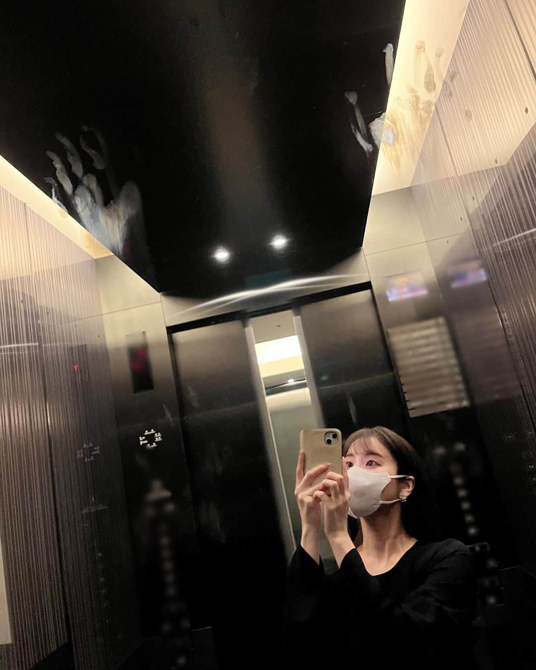 角谷暁子のインスタグラム：「テレ東にはおばけがいるのでしょうか👻 #このあと10時からwbsです」