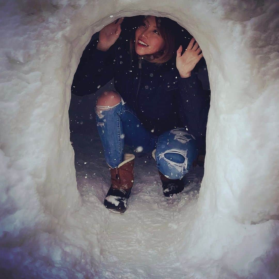 冨士木耶奈さんのインスタグラム写真 - (冨士木耶奈Instagram)「. きょうの宿はコレだ‼️ 雪降りすぎて、テント張れらんし 車中泊はエンジンつけたら マフラーが雪でうもったら 死んでしまうし、、、 という条件から 1番最適な、かまくら⛄️❄️ やっぱり宿泊費は０円に限る🥳！！ ０円＞寒い(アドレナリンで熱い🔥) . . #ホームレスアングラー #野生児  #ホームレス女子 #生きる伝説の珍獣　 #冨士木耶奈 #かまくら泊 #雪国 #吹雪  #東北釣り旅 #ゼロ円生活 #釣りハンター  #家なき子 #毎日充実 #自給自足 #🐆」2月23日 20時31分 - fishing_kana