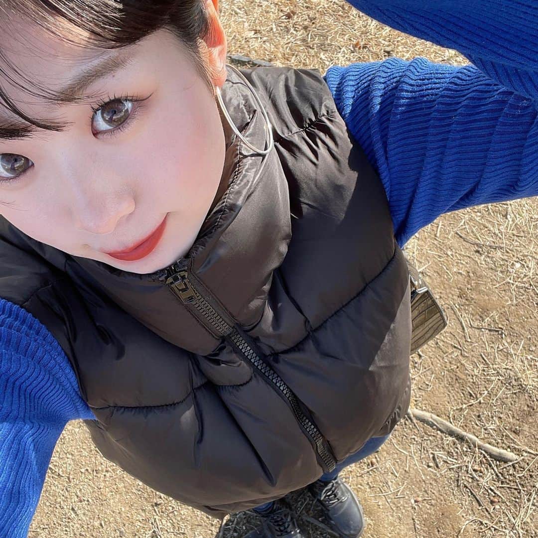よしかわはるなのインスタグラム：「. . 今年雪降りすぎ〜🥶 こんな天気いいのに降ってたよおかしい！  最後は半目で野菜パクパク🙄  お尻のトレーニング頑張ろ❤️‍🔥  #名古屋カフェ #ベスト #ダウン #ootd #コーデ #blue #gal (?)」