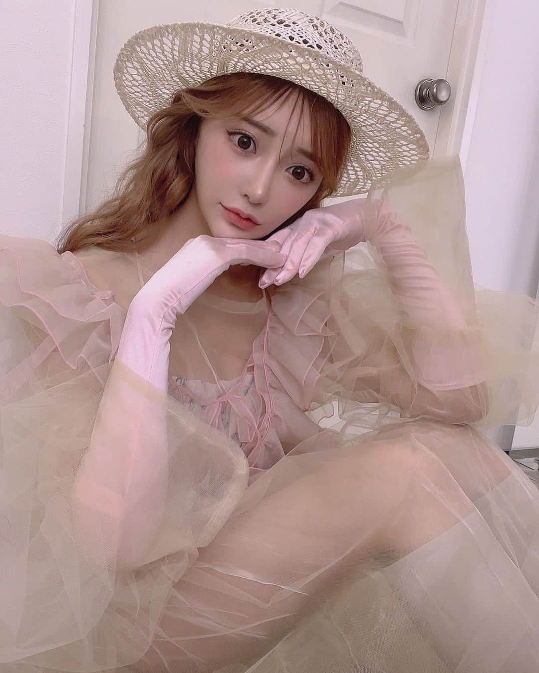 明日花キララのインスタグラム：「@peche_magazine の先行予約分が 早い人ではもう今日届いてるみたいですね🍑🎀 ペシェを可愛く撮影してメンションしてくれて とーても嬉しいです🍴🧁💎 トレカやオリジナルハンドクリームが付いているものもあり、今回はとても豪華ですよー🪄❤︎ 可愛すぎるペシェモさんはもちろん、誌面には @jvogue_ginza から誕生したJUST☆WAYの7人も登場してるので是非見てほしいです👼🏻🤍」
