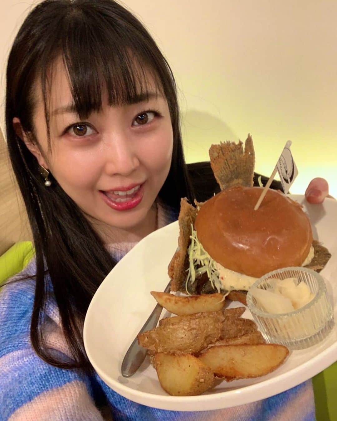 高橋沙織さんのインスタグラム写真 - (高橋沙織Instagram)「東京行ったら行きたかったお店。 お次は大好きドムドムハンバーガーの新業態の店舗「TREE＆TREE’s (ツリーアンドツリーズ)」さん♡ ドムドムの高級版？ プレミアムな和牛バーガーや、通常店舗では期間限定でしかない商品などが食べられるんです^ ^ ドムドム好きとしていつか行ってみたいなぁと思ってたの〜  本当は丸ごとカマンベールチーズバーガーが食べたかったんだけど、気分は魚介！ 前に期間限定で食べそびれた丸ごとカレイバーガーがあったのでそれにしちゃった〜  これまた大迫力！！ ちゃんと尻尾以外は骨も抜かれていて、ガブリと食べれる♪ 香ばしくて身も厚くて美味しかったなぁぁ〜 また来なくちゃ。  #ドムドムハンバーガー #ドムドム #treeandtrees #ドムドム大好き芸人 #アルミカン高橋 #丸ごとカレイバーガー」2月23日 21時06分 - arumikan_saorin