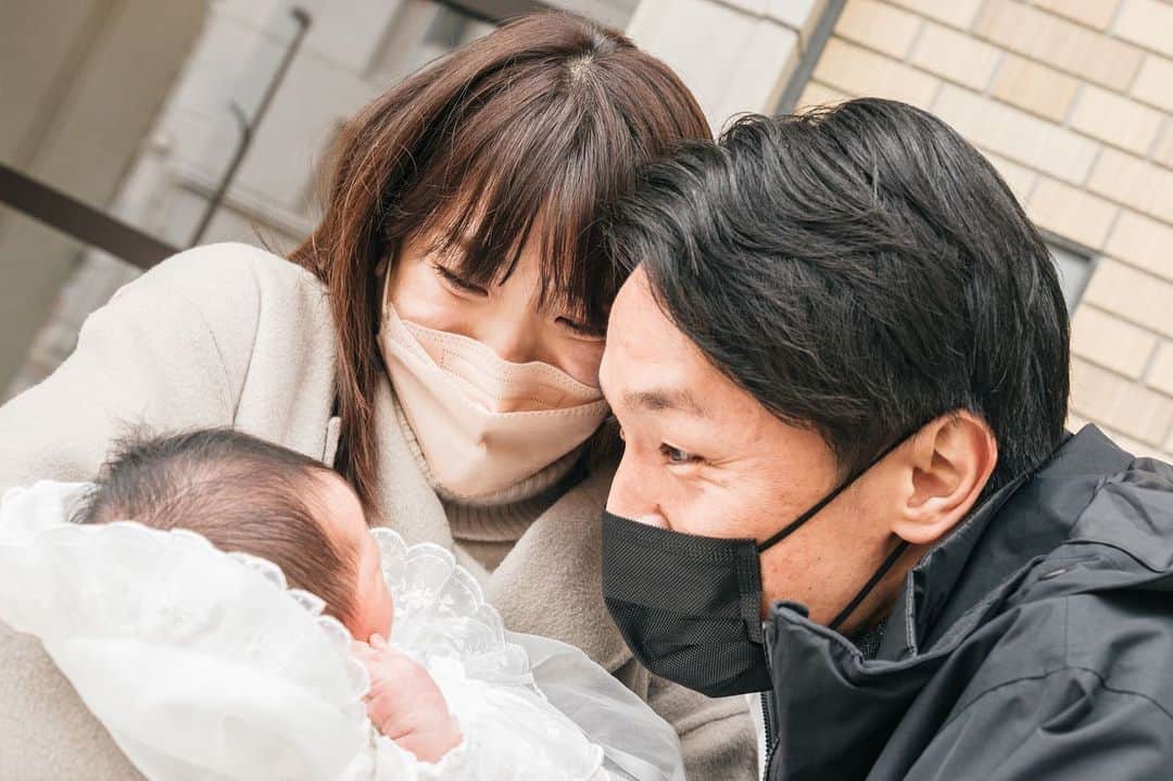 鈴木美穂のインスタグラム：「【出産のご報告】  2月15日18時02分、3520gの女の子を出産しました！  このご時世の出産となり、立ち会い禁止、マスクをしての出産、入院中の面会禁止ととても心細い中でしたが、夫とは本陣痛中からzoomで繋がって、とても近くに感じながら、励まし続けてもらいながら、無事オンライン立ち会い出産することができました。  初めての妊娠・出産は、乳がんの治療を終えてから10年強の間で最も病気のことを意識せざるを得ない日々で、不安で心配で、分娩も文字通りこの世のものとは思えないほど痛かったですが、我が子に会えた瞬間にすべてを凌駕する喜びと幸せと愛しさが溢れ、母子ともに元気ということがどれだけありがたいことなのか身にしみて感じています。  20日に退院した時に初めて夫に娘をリアルで会わせることができ、そこから自宅で3人家族での新しい生活がスタートしています。 夫の優しくて心強いイクメンぶりにすでに助けられっぱなしで、これからも仲良く手を取り合って育てていけたらと思います。  家族が増えた濱松家を、今後もどうぞよろしくお願いします！」