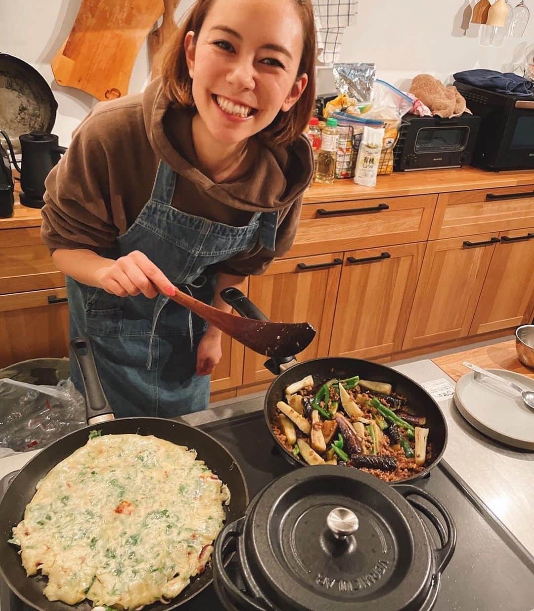 鮎河ナオミのインスタグラム：「楽しいナオちゃんクッキング🙌 ふーふーふーふー❣️  今夜は🙌 麻婆茄子 パクチーとヤリイカのチヂミ クレソンとシラス 海老とインゲン  食べたい人集まれー❣️  #ナオちゃんクッキング」